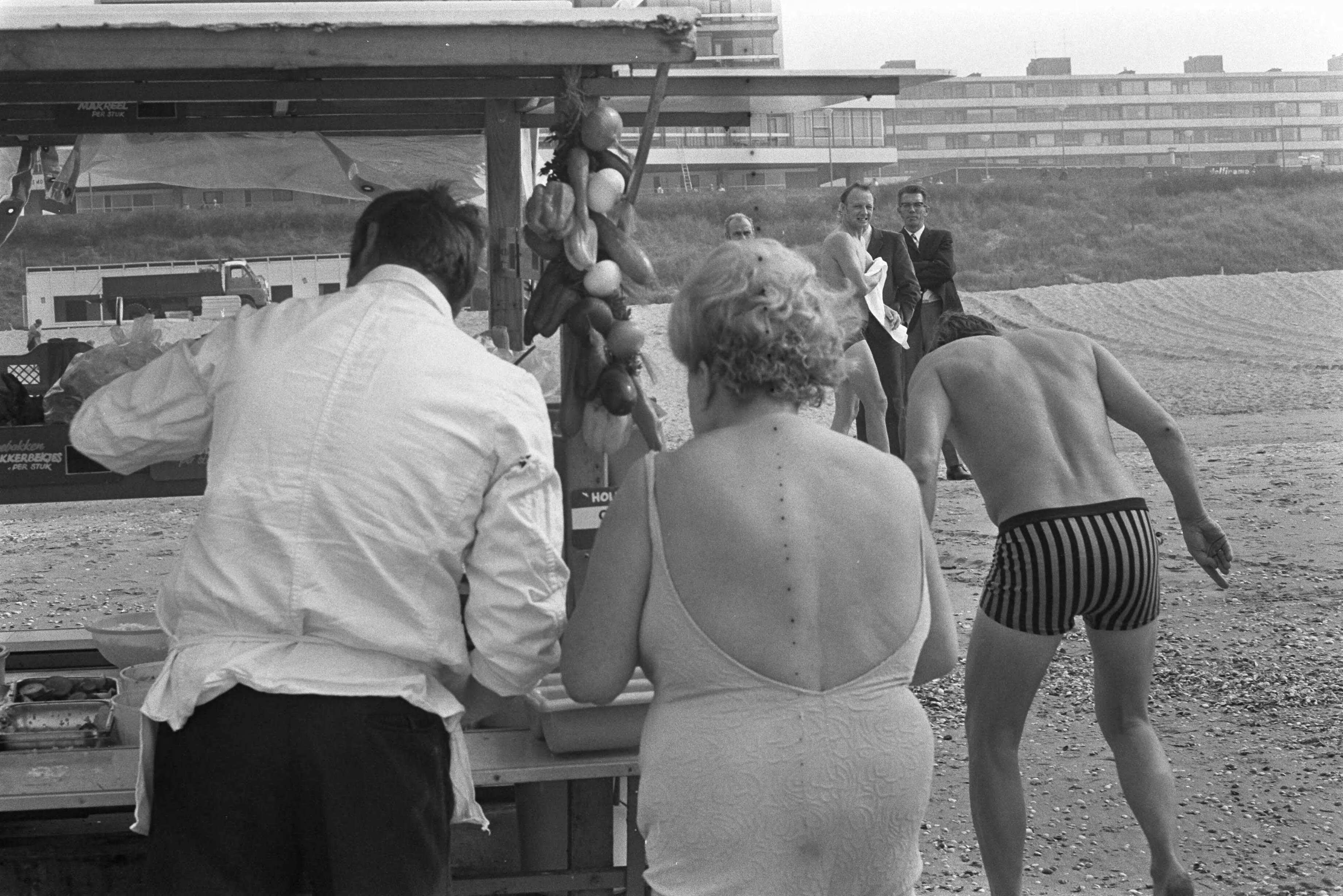 Fotocollectie Anefo — Najaarszon op strand Zandvoort v — Foto: Punt, W. / Anefo. Licentie: Set B: Rechtenvrij / Publiek Domein. Bron: Nationaal Archief. http://hdl.handle.net/10648/abcfe96a-d0b4-102d-bcf8-003048976d84