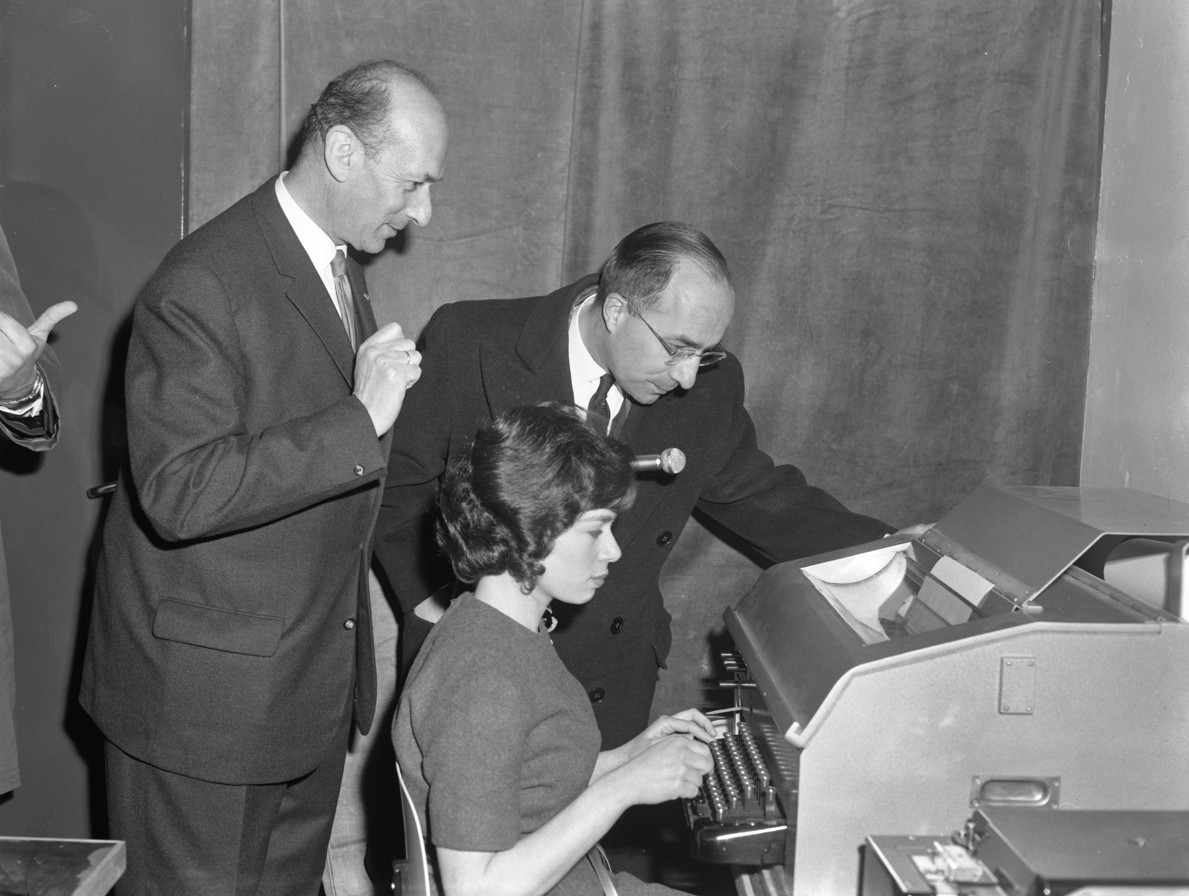 Fotocollectie Anefo — Minister Mr. J.M.L.Th. Cals opent Internationaal Perscentrum "Nieuwspoort" in Den Haag en laat telexiste een felicitatieboodschap seinen — Foto: Bilsen, Joop van / Anefo. Licentie: Set B: Rechtenvrij / Publiek Domein. Bron: Nationaal Archief. http://hdl.handle.net/10648/a9fbe288-d0b4-102d-bcf8-003048976d84