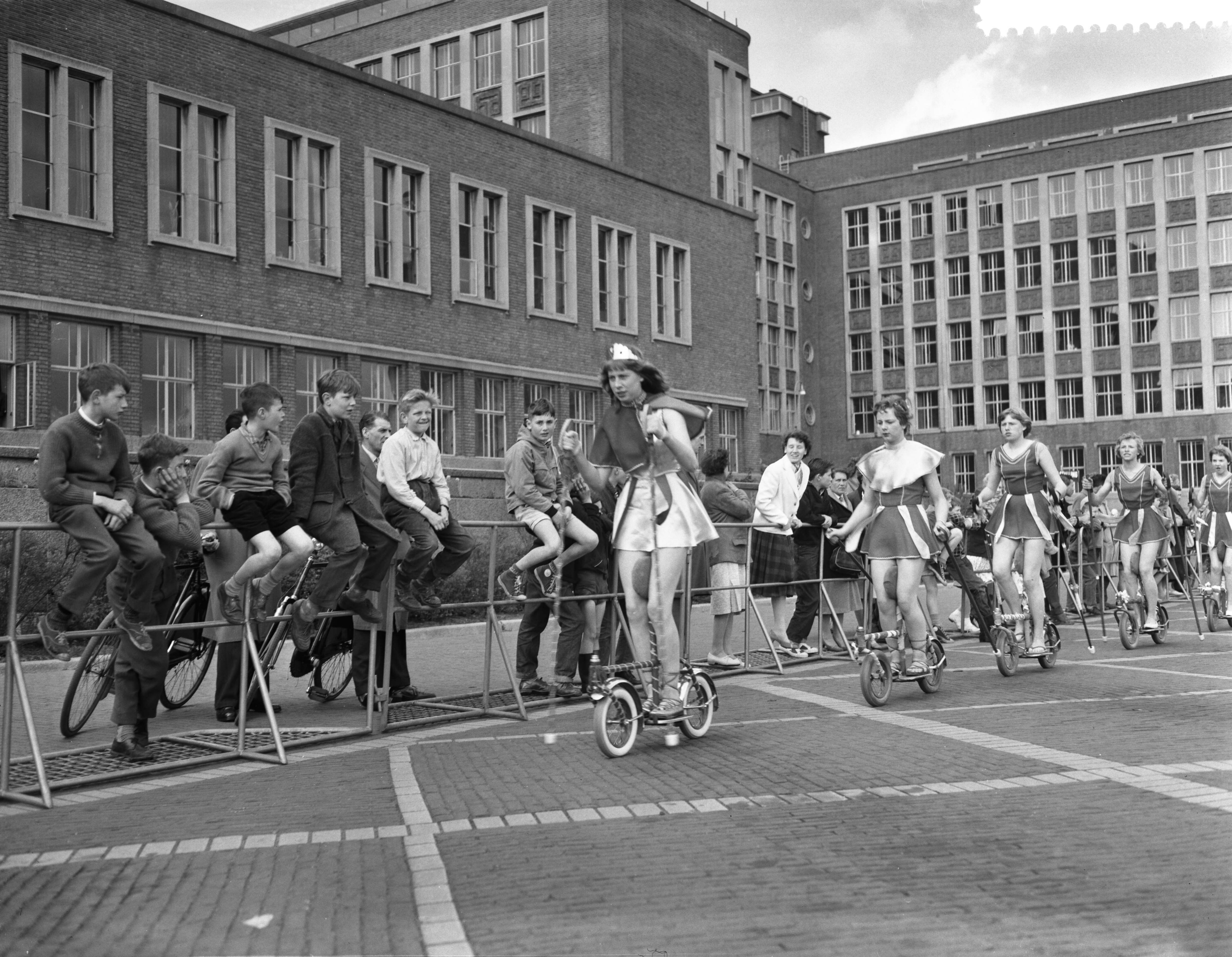Fotocollectie Anefo — Verkiezing van de rolskikoningin te Den Haag, de rolskikoningin Ineke Moody (16 jaar) met haar hofdames in actie — Foto: Rossem, Wim van / Anefo. Licentie: Set B: Rechtenvrij / Publiek Domein. Bron: Nationaal Archief. http://hdl.handle.net/10648/a9932f86-d0b4-102d-bcf8-003048976d84