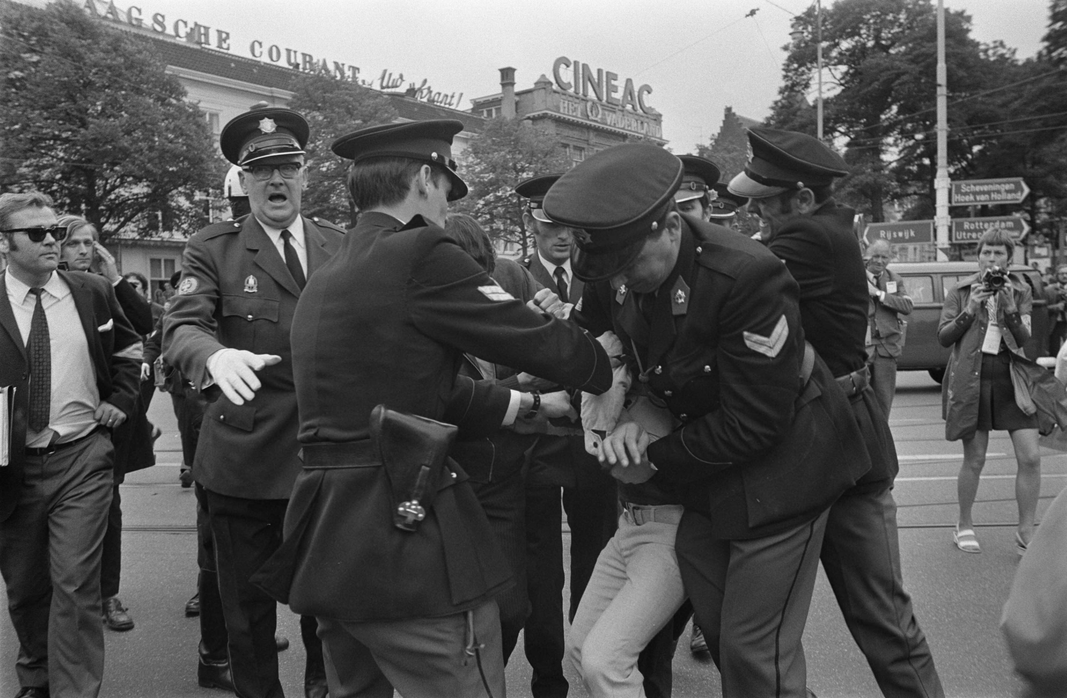 Fotocollectie Anefo — Demonstrerende Zuid-Molukkers worden door politie weggestuurd op Buitenhof, Den Haag — Foto: Koch, Eric / Anefo. Licentie: Set B: Rechtenvrij / Publiek Domein. Bron: Nationaal Archief. http://hdl.handle.net/10648/aba2340c-d0b4-102d-bcf8-003048976d84