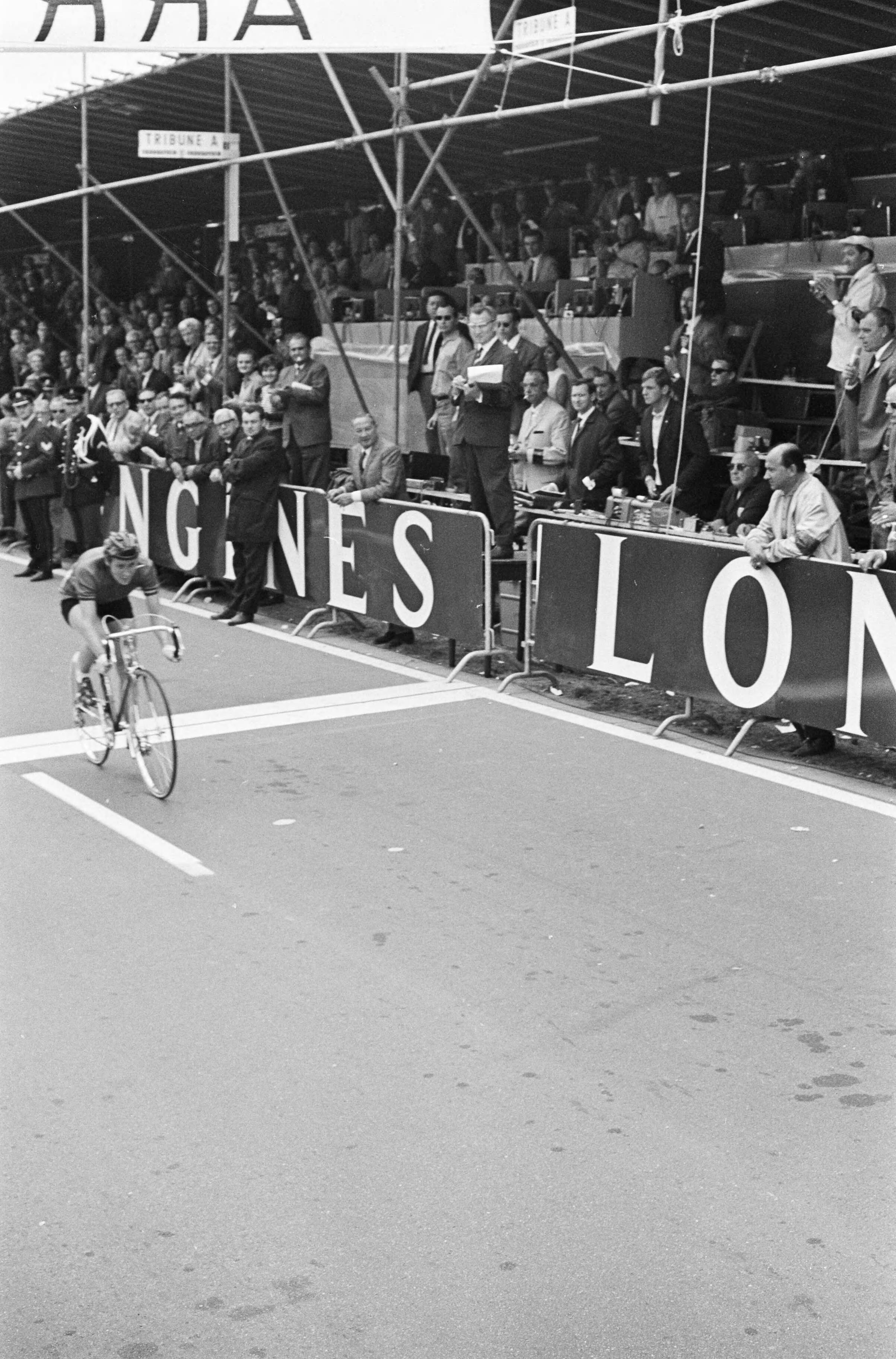 Fotocollectie Anefo — WK Wielrennen te Heerlen. Aankomst renners — Foto: Nijs, Jac. de / Anefo. Licentie: Set B: Rechtenvrij / Publiek Domein. Bron: Nationaal Archief. http://hdl.handle.net/10648/ab25e58c-d0b4-102d-bcf8-003048976d84