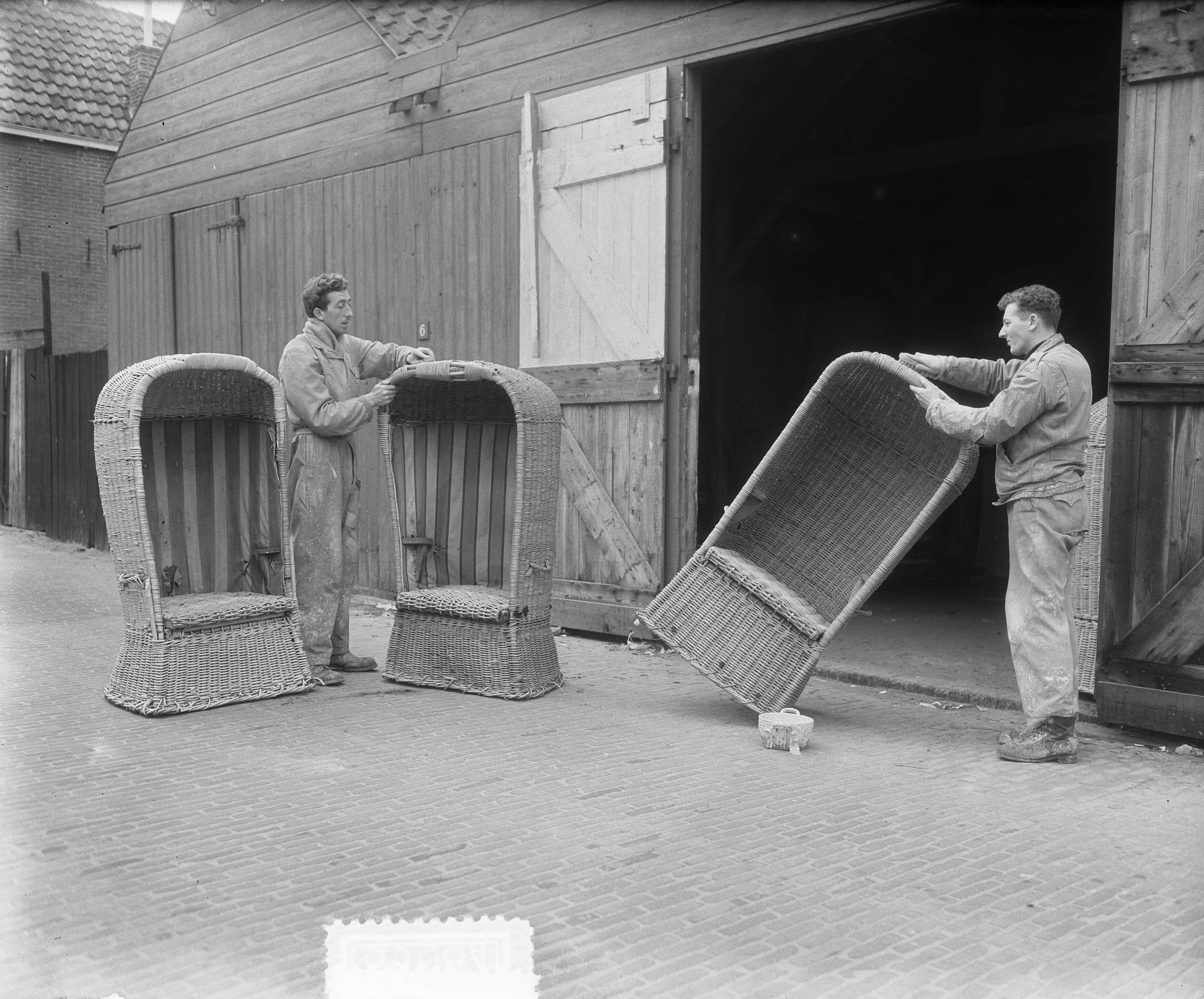 Fotocollectie Anefo — Schoonmaken badstoelen te Zandvoort — Foto: Pot, Harry / Anefo. Licentie: Set B: Rechtenvrij / Publiek Domein. Bron: Nationaal Archief. http://hdl.handle.net/10648/a9057c22-d0b4-102d-bcf8-003048976d84