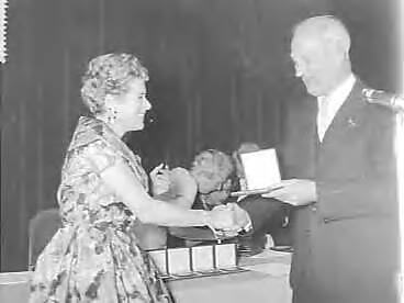 Fotocollectie Anefo — Uitreiking van de toneelprijzen 1958-1959 in de stadsschouwburg te Haarlem, Myra Ward en burgemeester Cremers — Foto: Bilsen, Joop van / Anefo. Licentie: Set B: Rechtenvrij / Publiek Domein. Bron: Nationaal Archief. http://hdl.handle.net/10648/a9953e48-d0b4-102d-bcf8-003048976d84