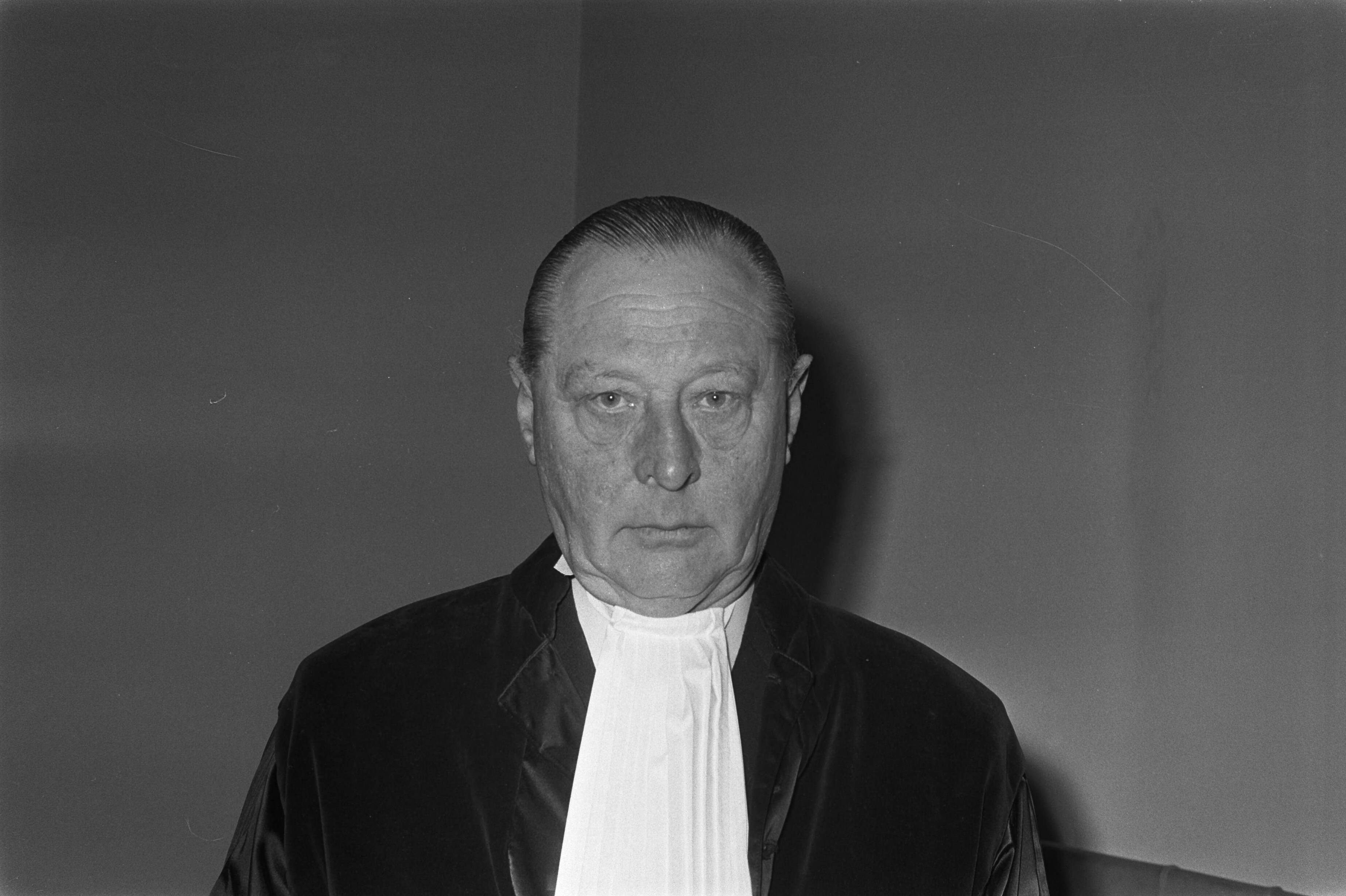 Fotocollectie Anefo — Nieuwe president van de Hoge Raad der Nederlanden geinstalleerd in Den Haag . Mr. H. Th. A. van der Loes nieuwe vice-president — Foto: Evers, Joost / Anefo. Licentie: Set B: Rechtenvrij / Publiek Domein. Bron: Nationaal Archief. http://hdl.handle.net/10648/ab897dea-d0b4-102d-bcf8-003048976d84