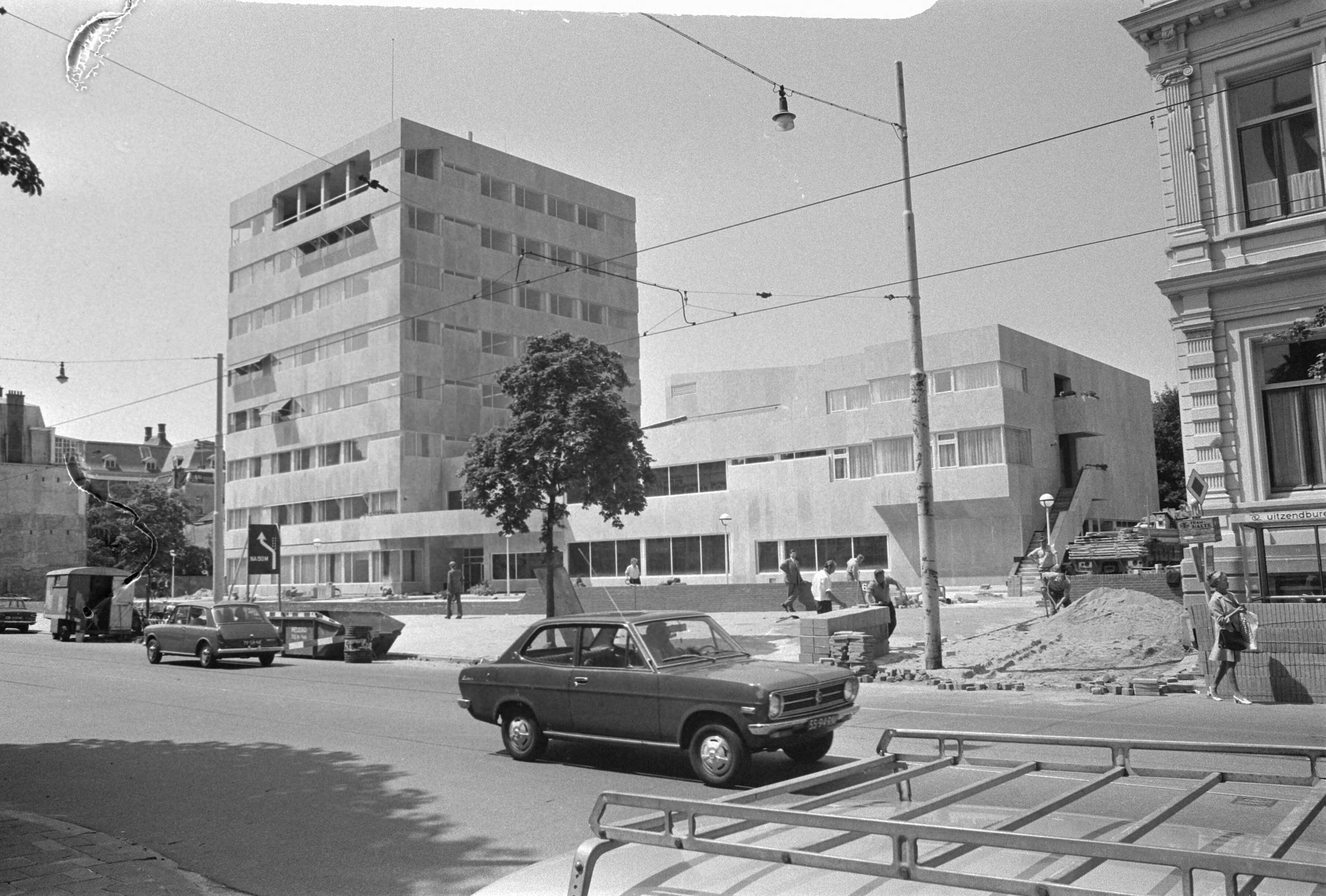 Fotocollectie Anefo — Nieuw SER-gebouw aan Bezuidenhoutseweg 60, Den Haag , exterieur — Foto: Mieremet, Rob / Anefo. Licentie: Set B: Rechtenvrij / Publiek Domein. Bron: Nationaal Archief. http://hdl.handle.net/10648/abc4dab6-d0b4-102d-bcf8-003048976d84