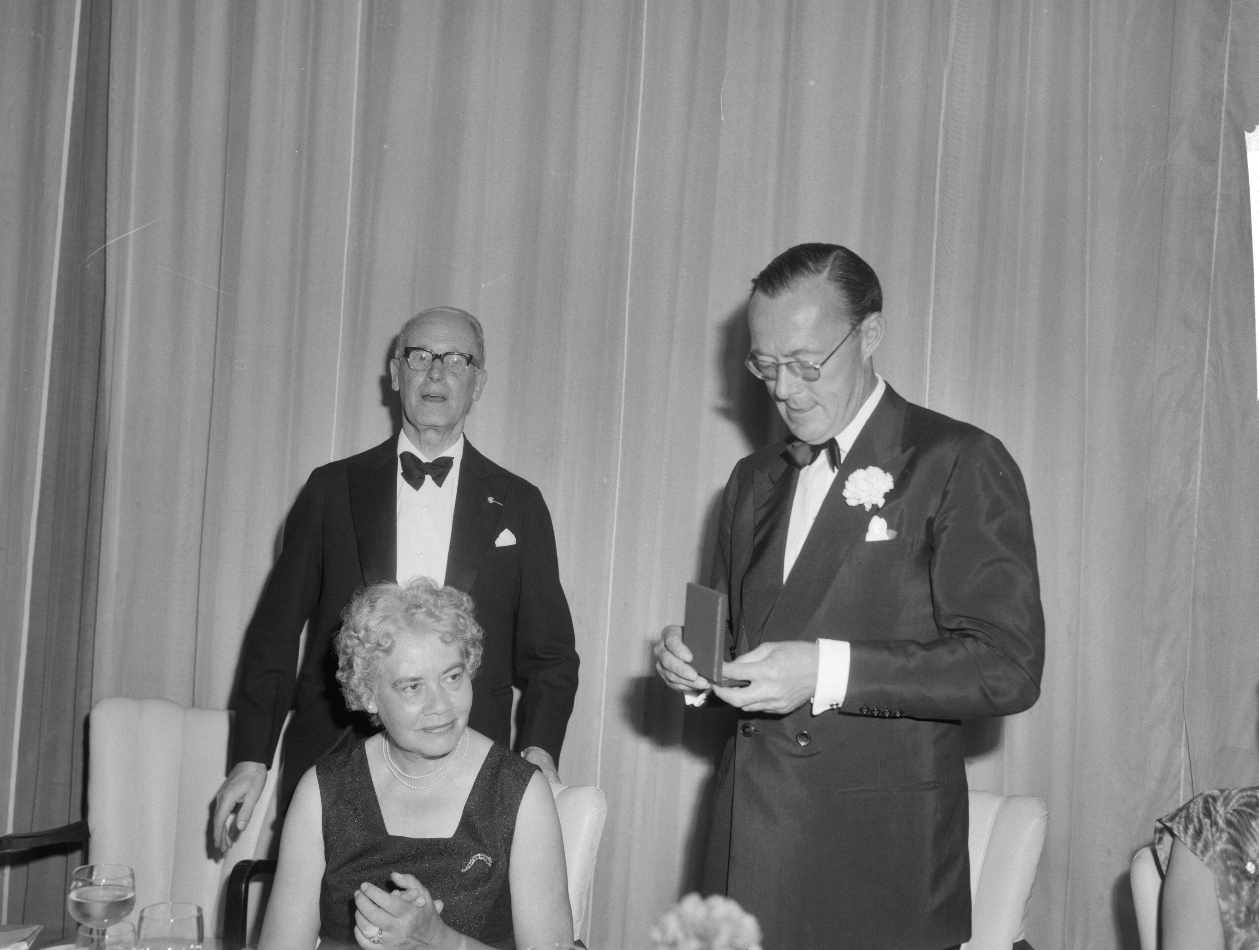 Fotocollectie Anefo — Koninklijke Nederlandse Vereniging "Ons Leger" biedt prins Bernhard de Prins Maurits medaille aan. Jhr. F. Beelaerts van Blokland , mevrouw Calmeyer en prins Bernhard — Foto: Bilsen, Joop van / Anefo. Licentie: Set B: Rechtenvrij / Publiek Domein. Bron: Nationaal Archief. http://hdl.handle.net/10648/aa0d52b6-d0b4-102d-bcf8-003048976d84
