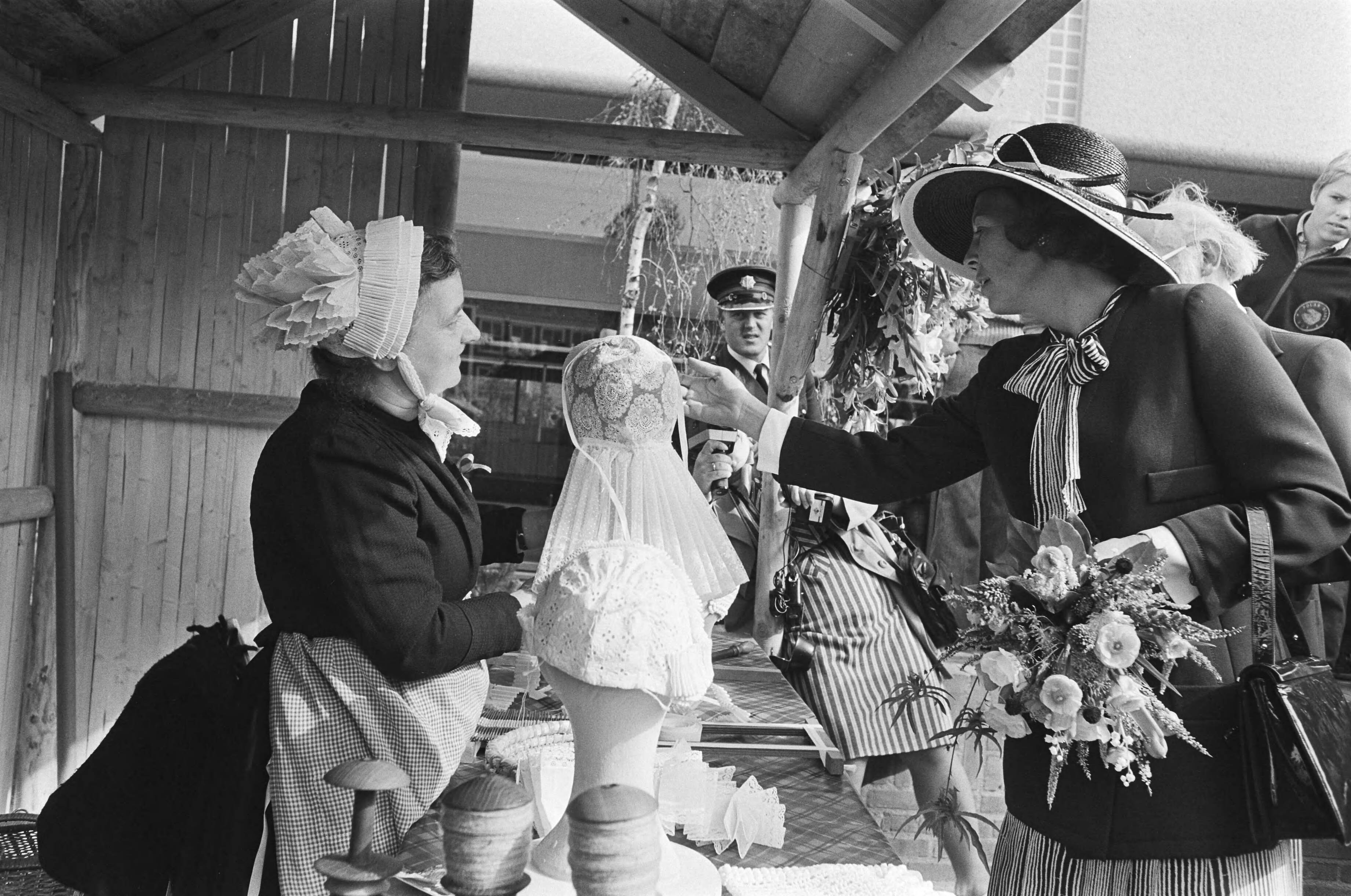 Fotocollectie Anefo — Prinses Beatrix in Ede voor opening gemeentehuis kijkt toe bij volksdansen — Foto: Verhoeff, Bert / Anefo. Licentie: Set B: Rechtenvrij / Publiek Domein. Bron: Nationaal Archief. http://hdl.handle.net/10648/aca1974e-d0b4-102d-bcf8-003048976d84