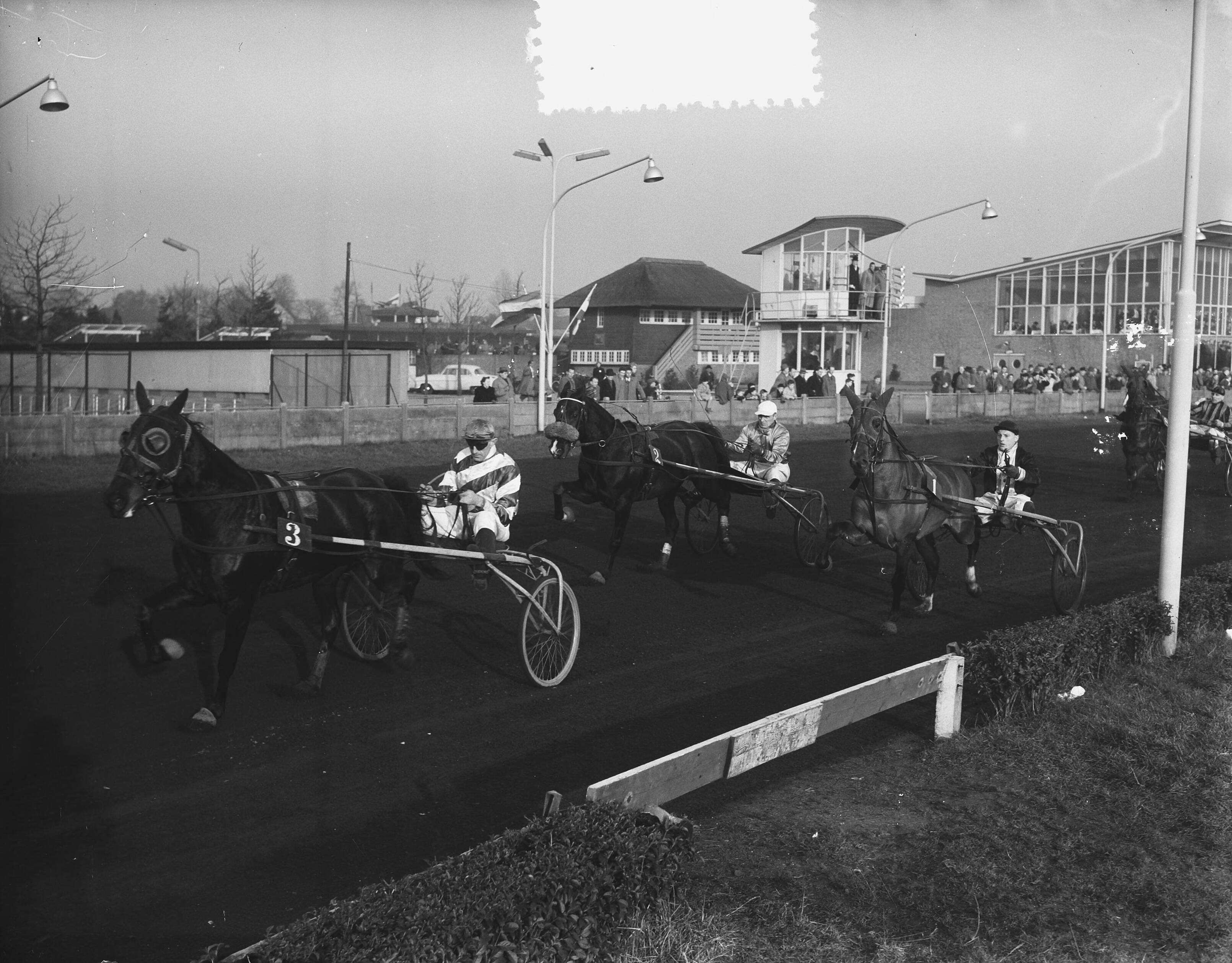 Fotocollectie Anefo — Wintercourses op de renbaan van Hilversum. Tango-prijs gewonnen door Quick Fire I (P.A. Strooper) — Foto: Duinen, H. van / Anefo. Licentie: Set B: Rechtenvrij / Publiek Domein. Bron: Nationaal Archief. http://hdl.handle.net/10648/a92d5f58-d0b4-102d-bcf8-003048976d84