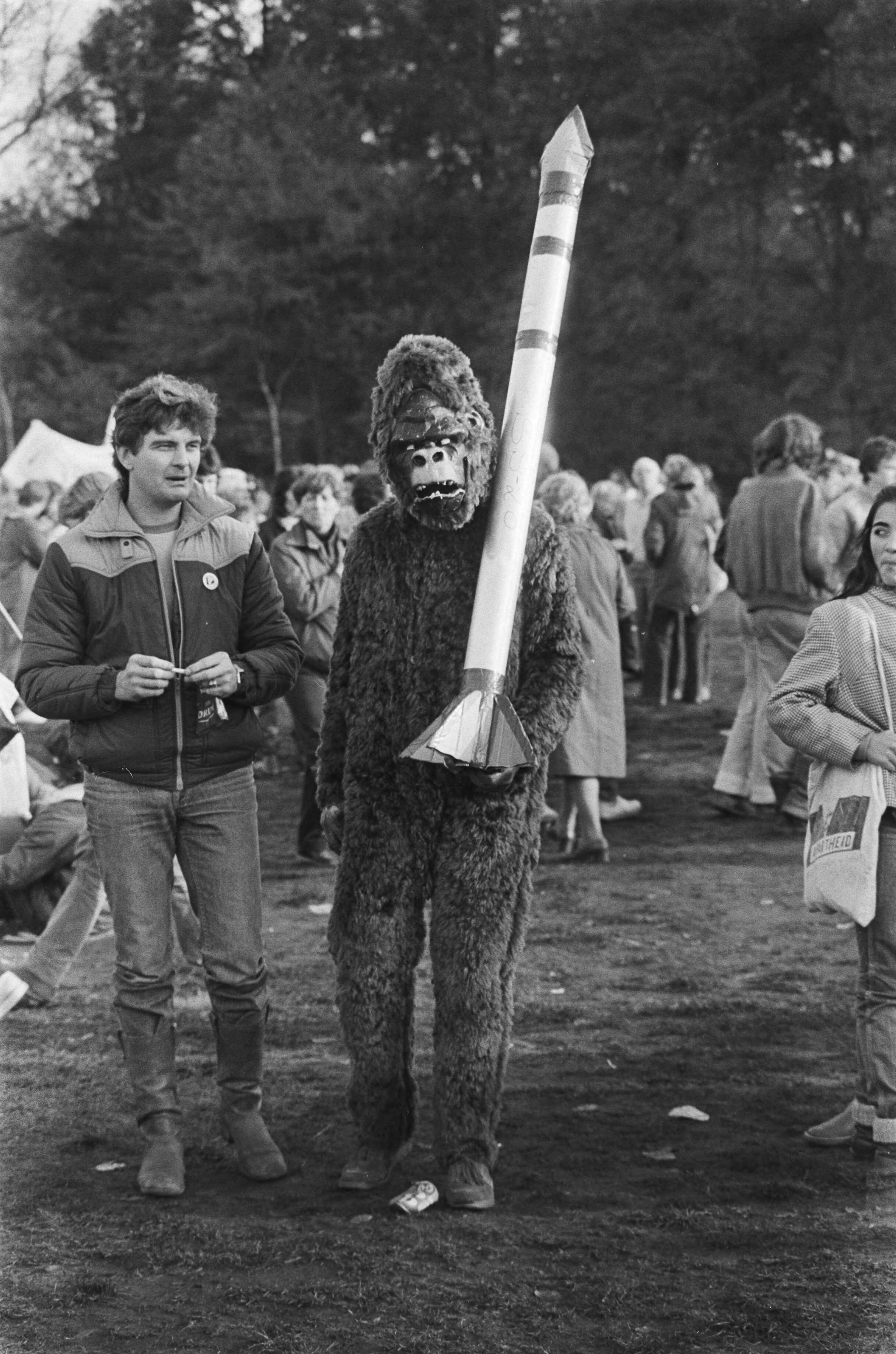 Vredesdemonstratie Den Haag , 550.000 mensen demonstreren o.m. tegen plaatsing kruisrakette — Als aap verkleed persoon met een kruisraket in het Zuiderpark — Foto: Croes, Rob C. / Anefo. Licentie: Set B: Rechtenvrij / Publiek Domein. Bron: Nationaal Archief. http://hdl.handle.net/10648/ad2feb52-d0b4-102d-bcf8-003048976d84