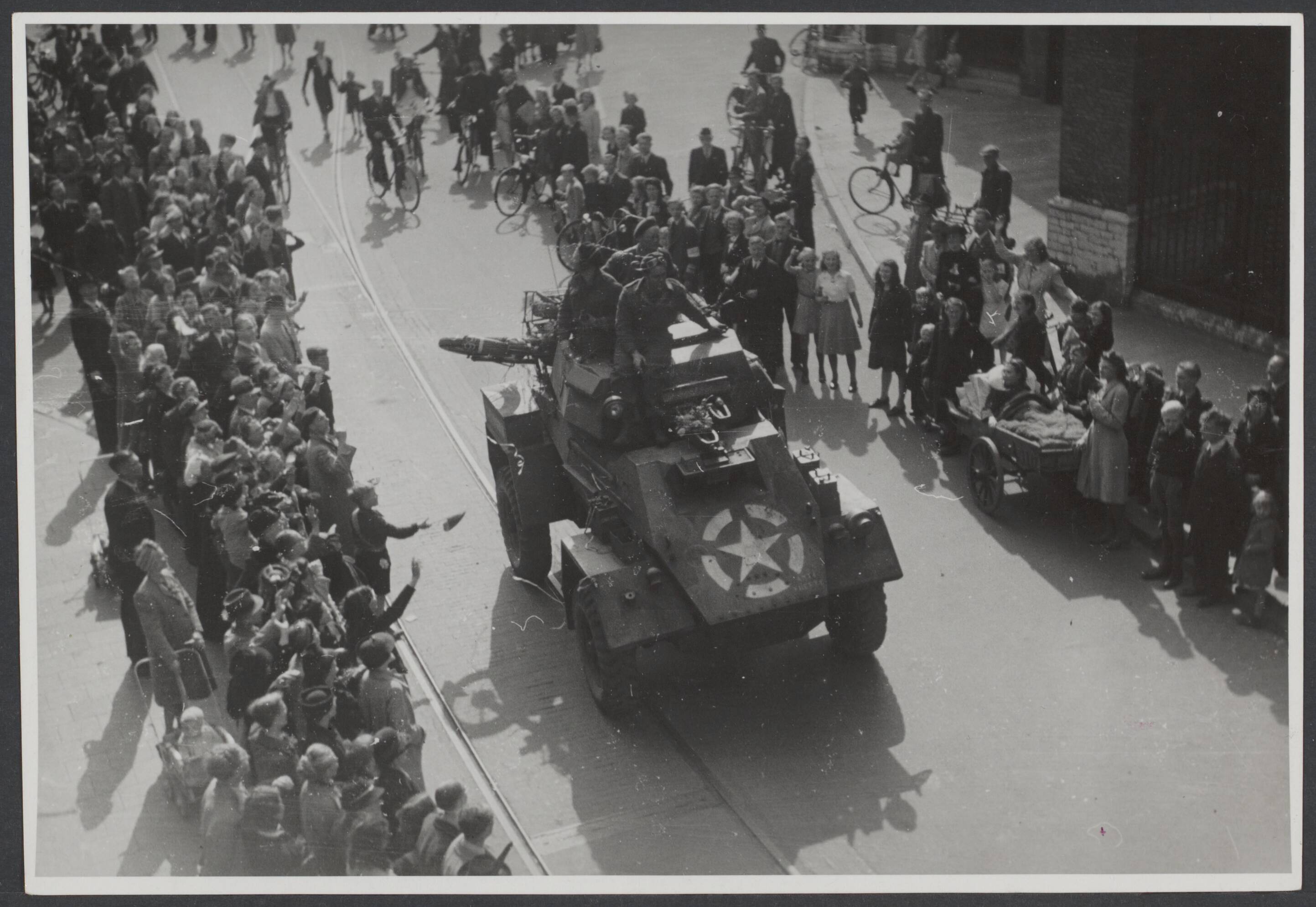 Bevrijding 's Gravenhage (Den Haag) — Intocht Canadezen Den Haag — Foto: Wal, J.Th. A. van der / Spaarnestad. Licentie: Set B: Rechtenvrij / Publiek Domein. Bron: Nationaal Archief. http://hdl.handle.net/10648/6c0906cf-86fa-53d8-c8dc-94424e82c4d5