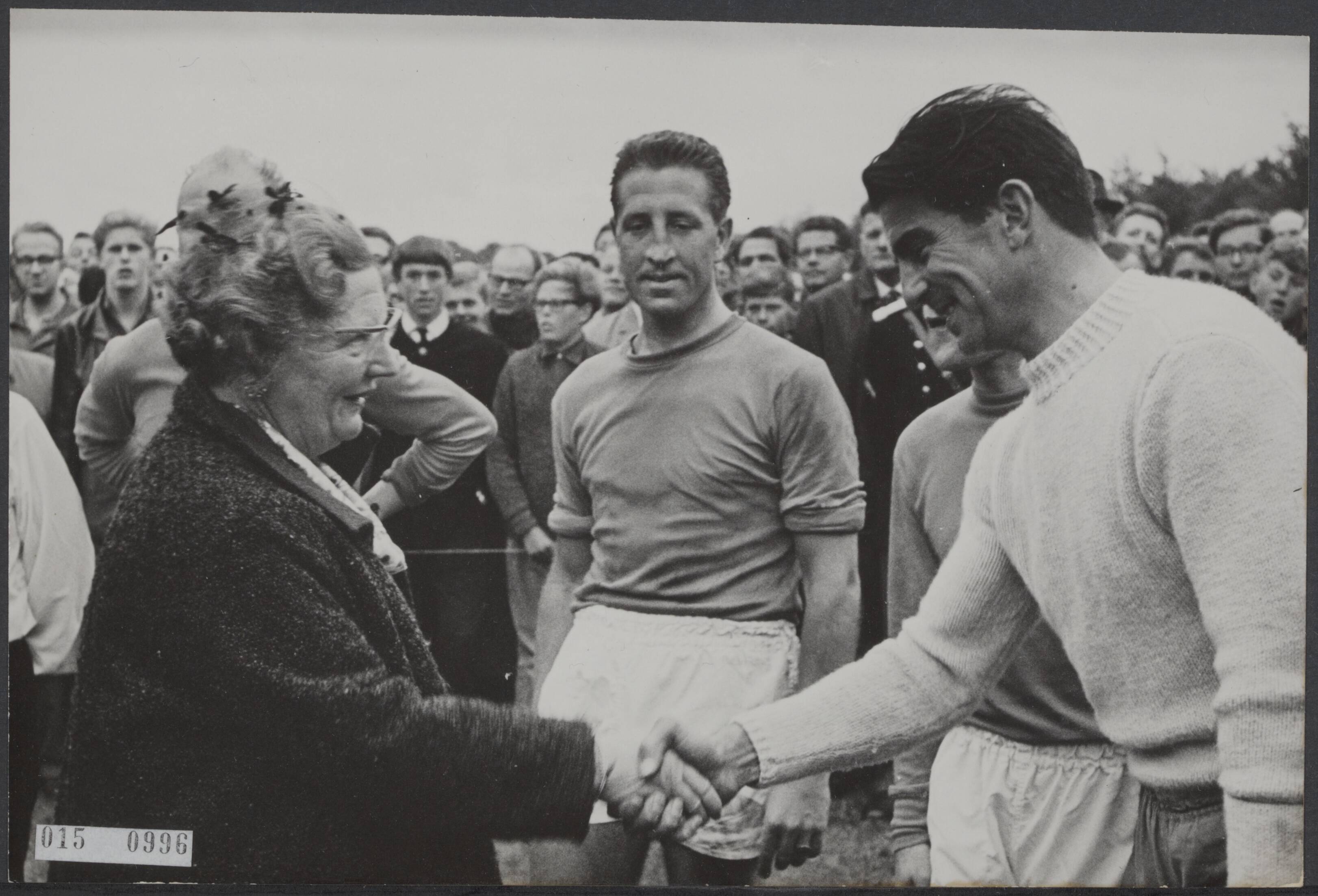 Fotocollectie Elsevier Binnenland — Traditiegetrouw heeft het koninklijk paar vanavond de voetbalwedstrijd Oud-Internationals tegen K.P.S. bij Paleis Soestdijk bijgewoond. Na de wedstrijd werden de spelers aan koningin Juliana voorgesteld. Hier Frans de Munck, in het midden Van Maurik — Foto: Koch, Eric / Anefo. Licentie: Set B: Rechtenvrij / Publiek Domein. Bron: Nationaal Archief. http://hdl.handle.net/10648/adb6c7e4-d0b4-102d-bcf8-003048976d84