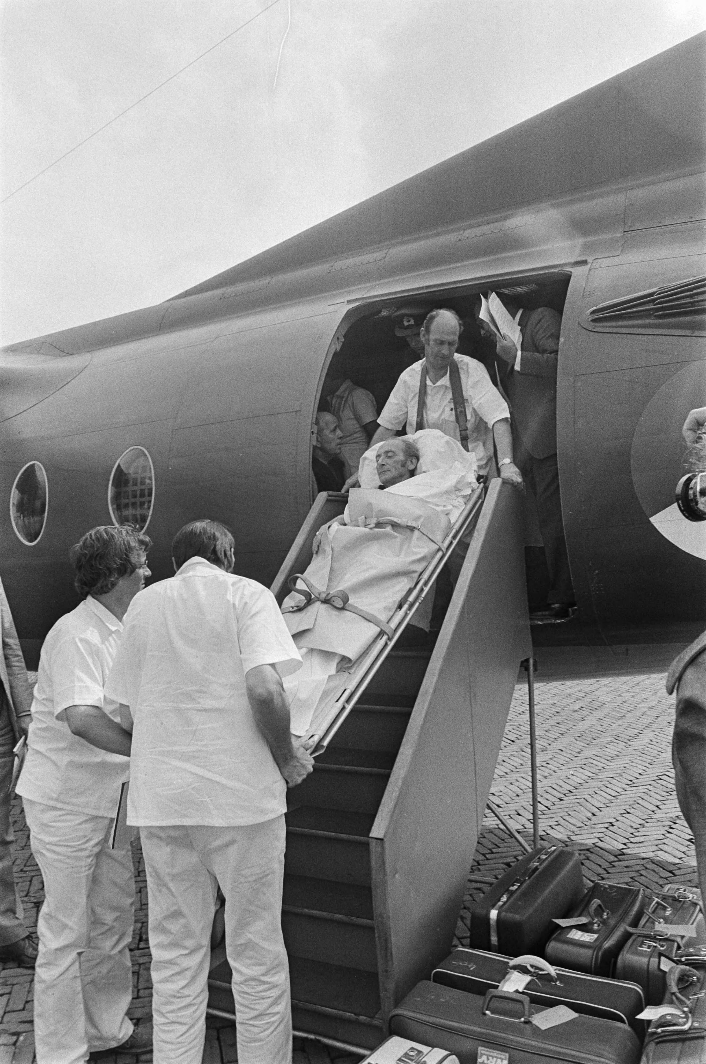 Fotocollectie Anefo — Gewonden van busramp in Joegoslavie komen aan op Soesterberg gewonden komen uit vliegtuig per brancard — Foto: Croes, Rob C. / Anefo. Licentie: Set B: Rechtenvrij / Publiek Domein. Bron: Nationaal Archief. http://hdl.handle.net/10648/ac4edc34-d0b4-102d-bcf8-003048976d84