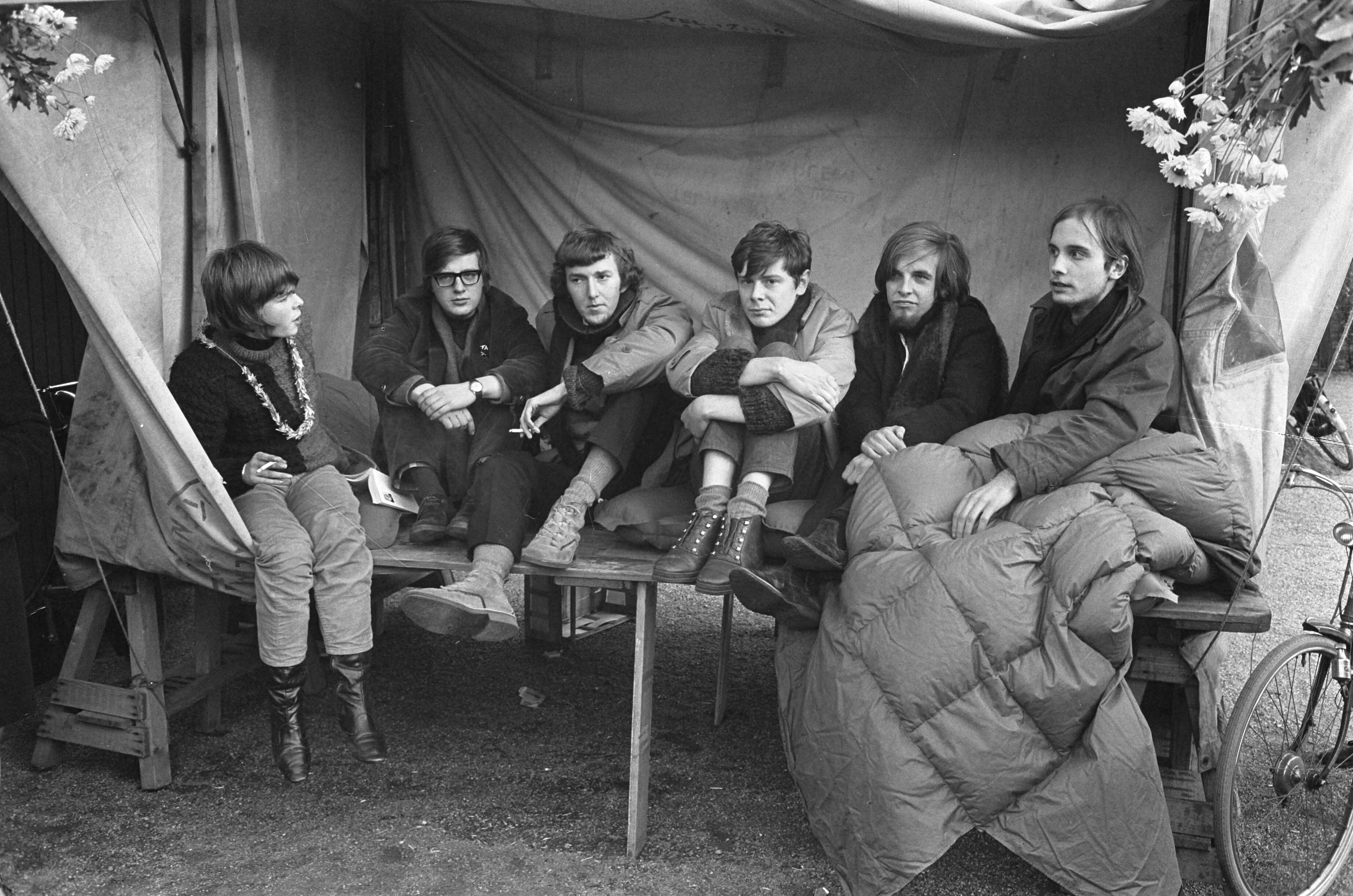 Fotocollectie Anefo — Kerstvasten tegen oorlog in Vietnam, zes jongeren brachte de kerstdagen door op de Draef in Haarlem. Initiatiefnemer Harrie van der Meulen staat uiterst rechts op de foto. — Foto: Koch, Eric / Anefo. Licentie: Set B: Rechtenvrij / Publiek Domein. Bron: Nationaal Archief. http://hdl.handle.net/10648/ab09913e-d0b4-102d-bcf8-003048976d84