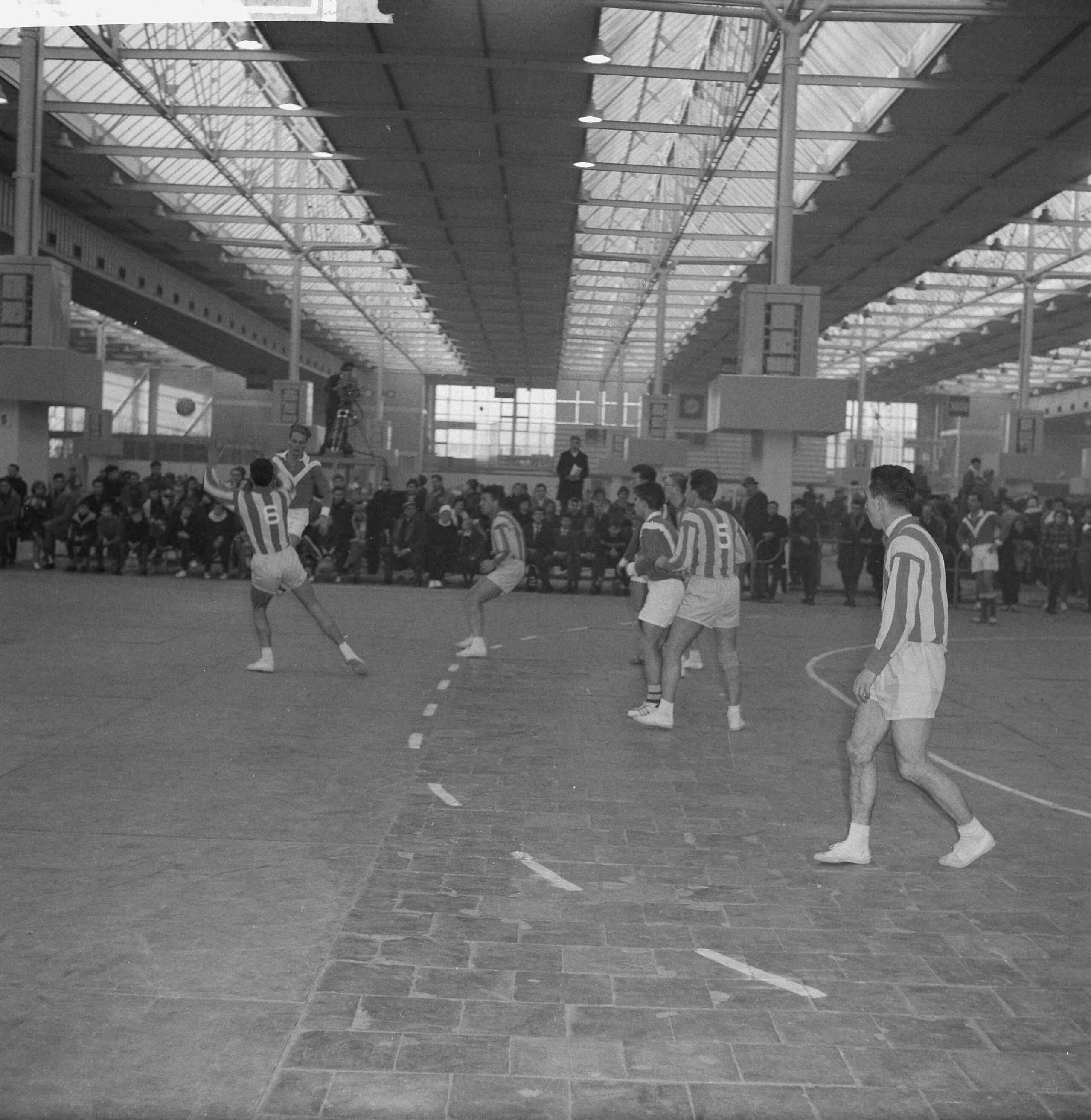 Fotocollectie Anefo — Zaalhandbal kersttoernooi in Utrecht. Spelmomenten — Foto: Gelderen, Hugo van / Anefo. Licentie: Set B: Rechtenvrij / Publiek Domein. Bron: Nationaal Archief. http://hdl.handle.net/10648/a9f229be-d0b4-102d-bcf8-003048976d84
