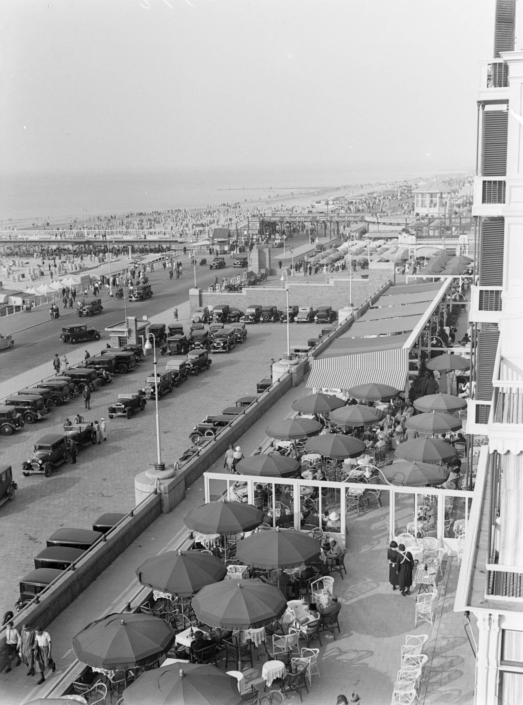 Scheveningen. — De boulevard in Scheveningen — Foto: Poll, Willem van de. Licentie: Set B: Rechtenvrij / Publiek Domein. Bron: Nationaal Archief. http://hdl.handle.net/10648/ae9ad3d0-d0b4-102d-bcf8-003048976d84