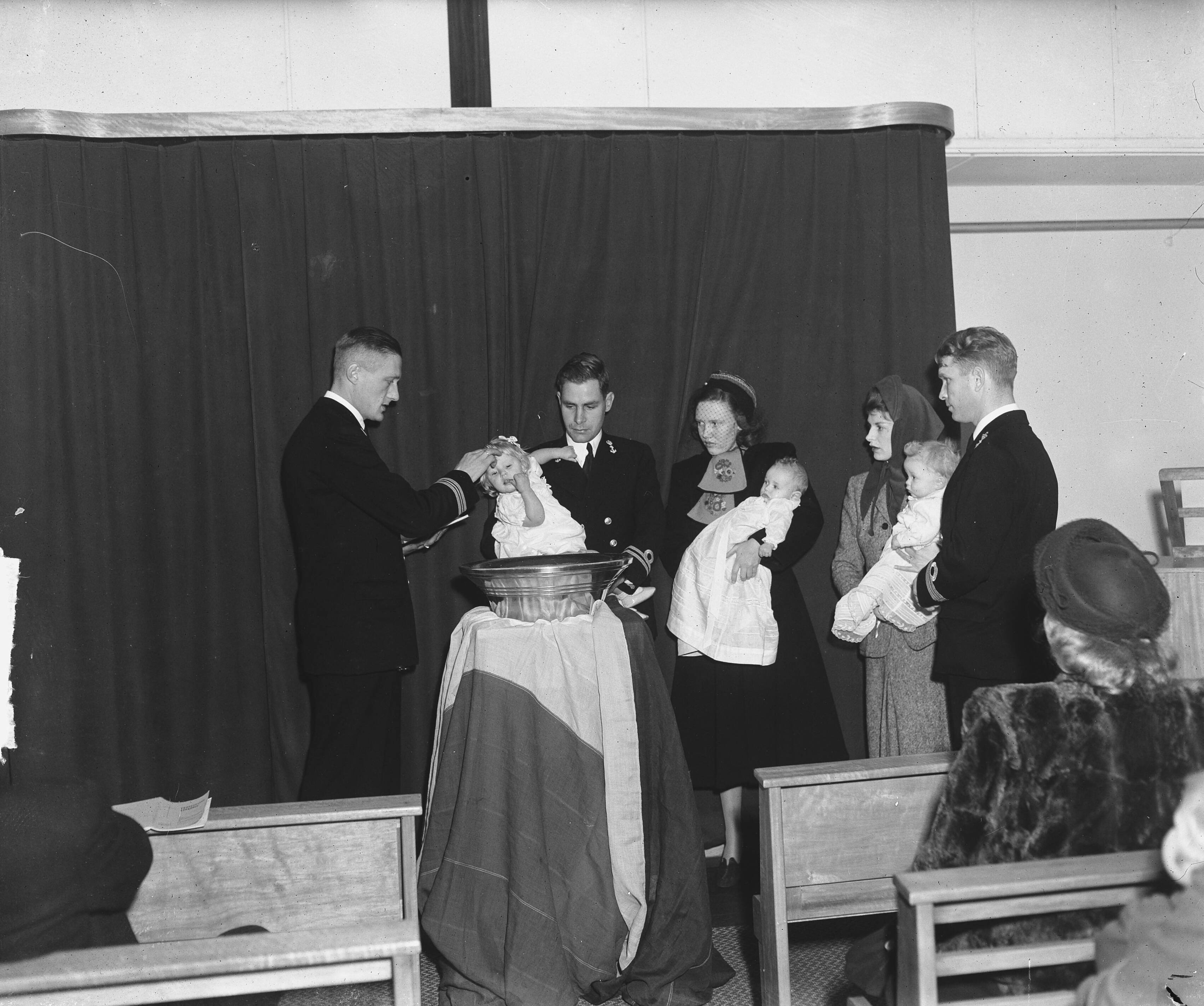 Fotocollectie Anefo — Doop Marinekinderen MOC Hilversum — Foto: Merk, Ben / Anefo. Licentie: Set B: Rechtenvrij / Publiek Domein. Bron: Nationaal Archief. http://hdl.handle.net/10648/a8bf0ff8-d0b4-102d-bcf8-003048976d84