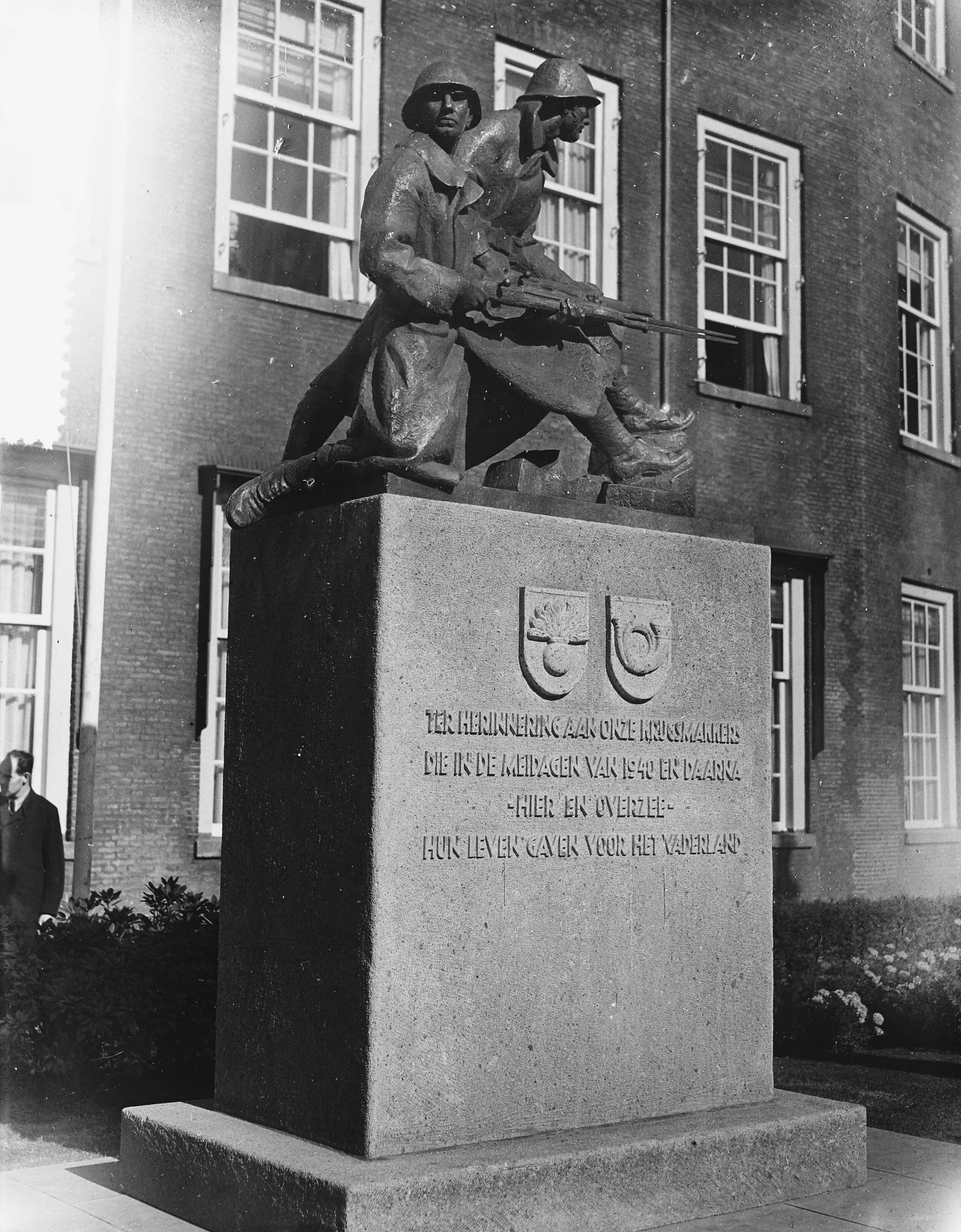 Onthulling te Den Haag van het monument Grenadiers en Jagers — Foto: Duinen, H. van / Anefo. — Licentie: Set B: Rechtenvrij / Publiek Domein. Bron: Nationaal Archief. http://hdl.handle.net/10648/a8f04ca8-d0b4-102d-bcf8-003048976d84