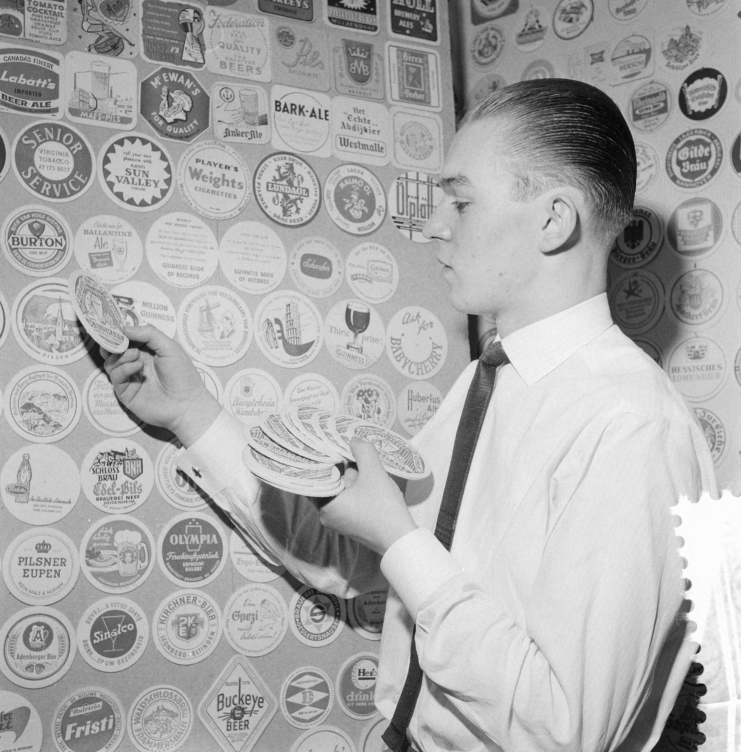 Fotocollectie Anefo — Mathien Bijsmans uit Heerlen verzamelt bierviltjes — Foto: Koch, Eric / Anefo. Licentie: Set B: Rechtenvrij / Publiek Domein. Bron: Nationaal Archief. http://hdl.handle.net/10648/a9ded0b2-d0b4-102d-bcf8-003048976d84