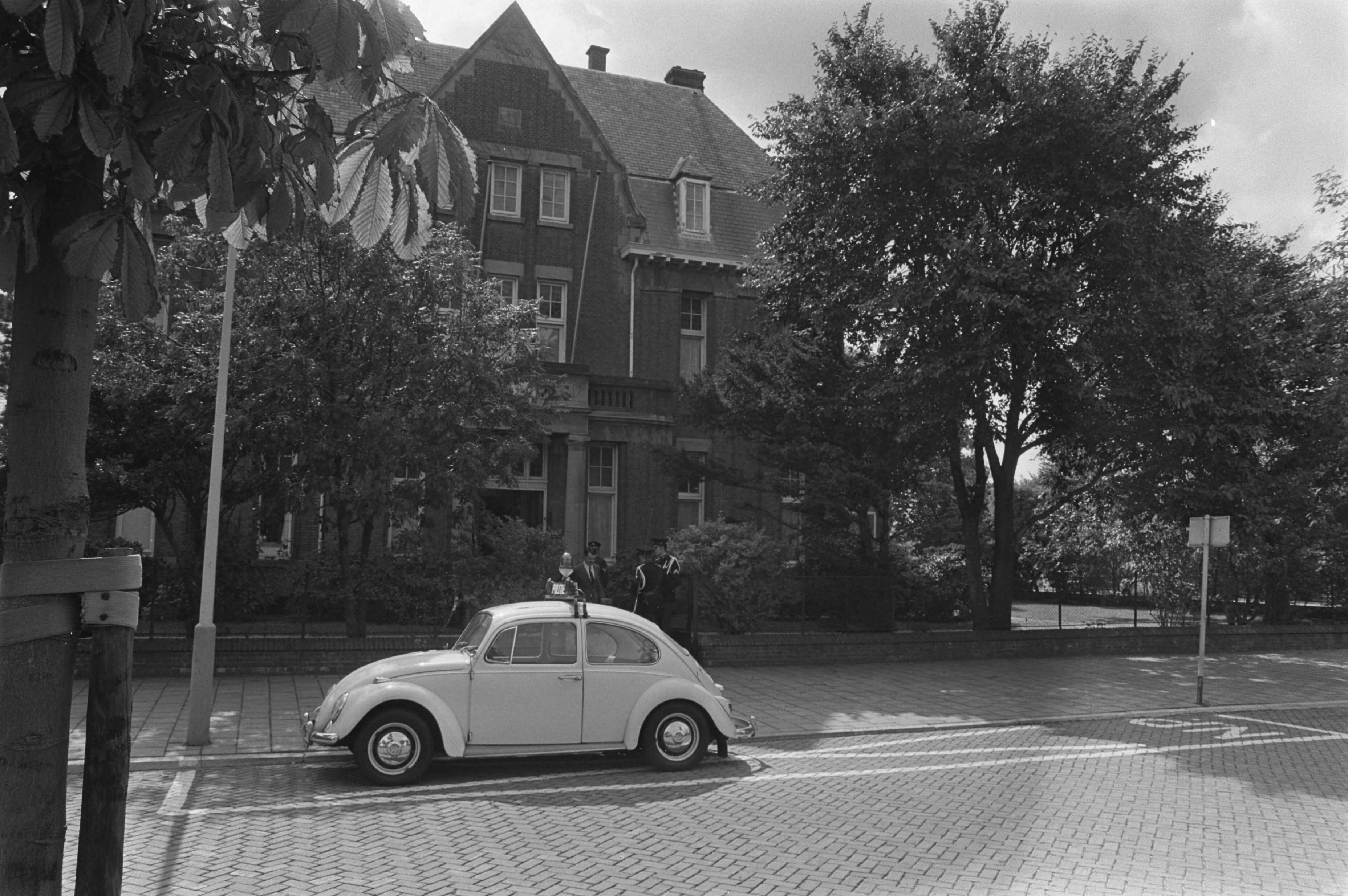 Fotocollectie Anefo — Surinaamse studentenjongeren bezetten kabinet gevolmachtigd minister van Suriname in Den Haag ; na ontruiming — Foto: Evers, Joost / Anefo. Licentie: Set B: Rechtenvrij / Publiek Domein. Bron: Nationaal Archief. http://hdl.handle.net/10648/aba00ae2-d0b4-102d-bcf8-003048976d84