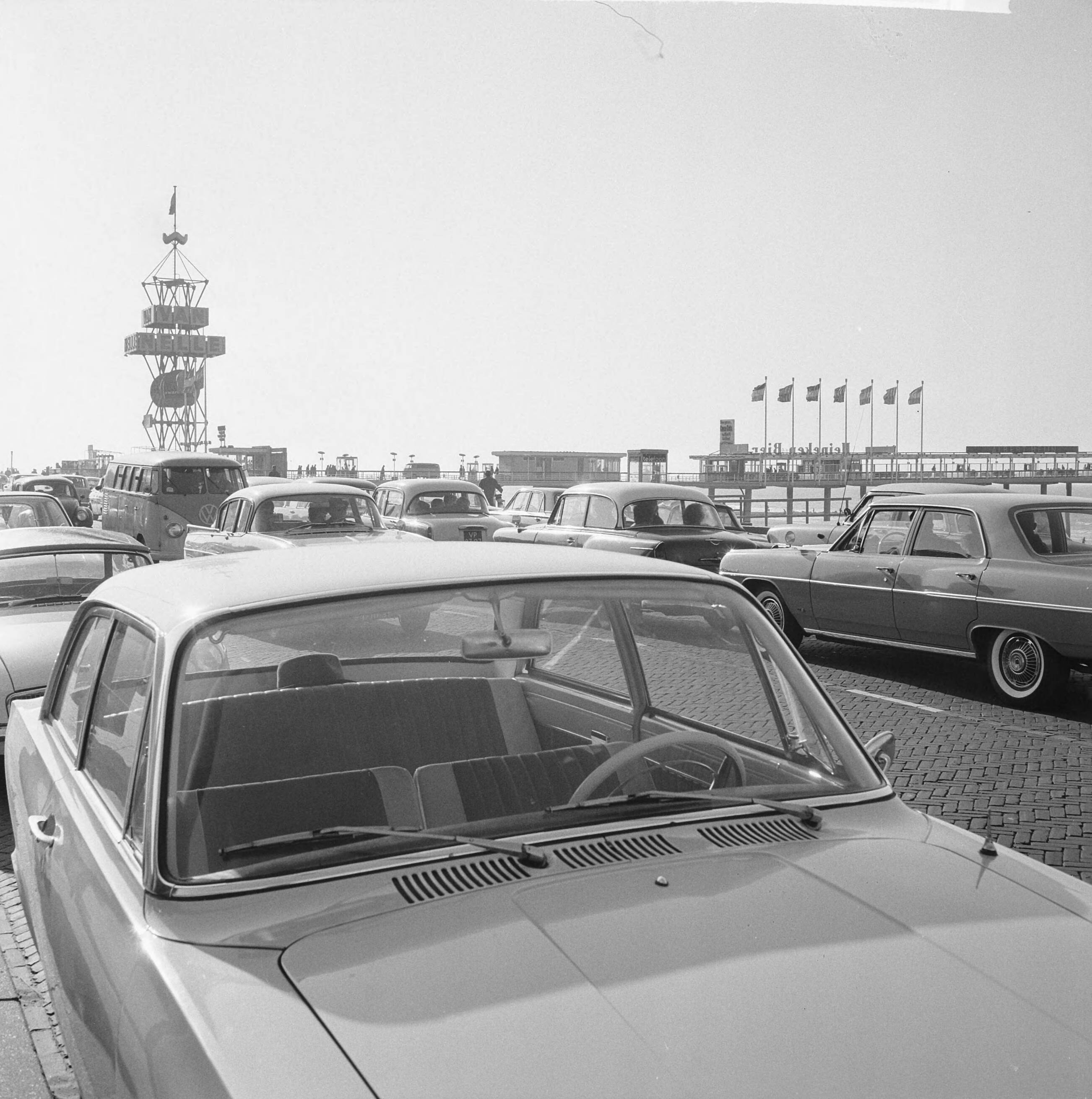 Fotocollectie Anefo — Boulevard Scheveningen vol met "opuittrekkenden" bij warm weer — Foto: Smulders, Jean / Anefo. Licentie: Set B: Rechtenvrij / Publiek Domein. Bron: Nationaal Archief. http://hdl.handle.net/10648/aa60ad9e-d0b4-102d-bcf8-003048976d84