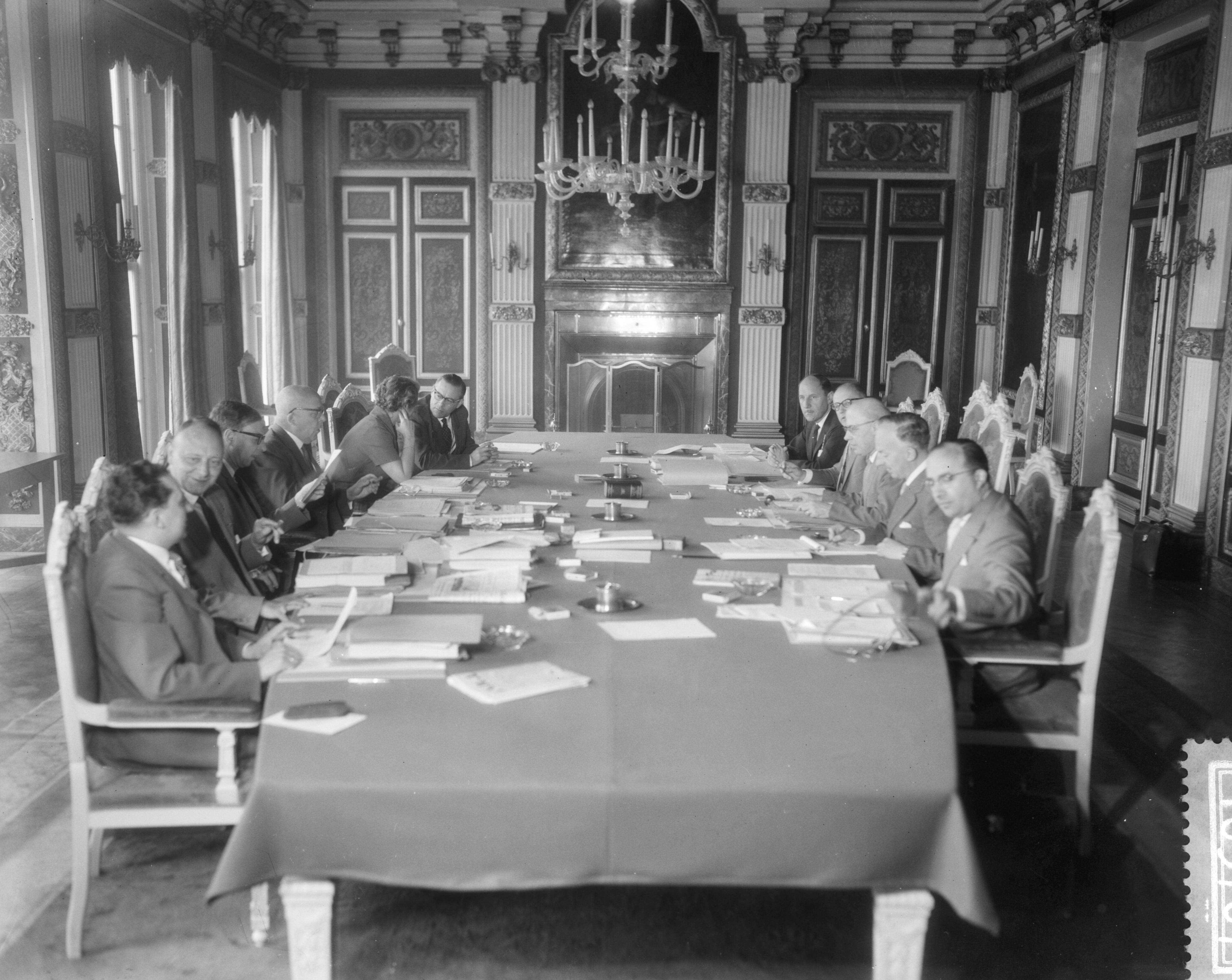 Fotocollectie Anefo — Kabinetsformatie in Den Haag. Het interimkabinet onder voorzitterschap van prof. dr. L.J.M. Beel vergadert voor de laatste maal — Foto: Pot, Harry / Anefo. Licentie: Set B: Rechtenvrij / Publiek Domein. Bron: Nationaal Archief. http://hdl.handle.net/10648/a993e1ec-d0b4-102d-bcf8-003048976d84