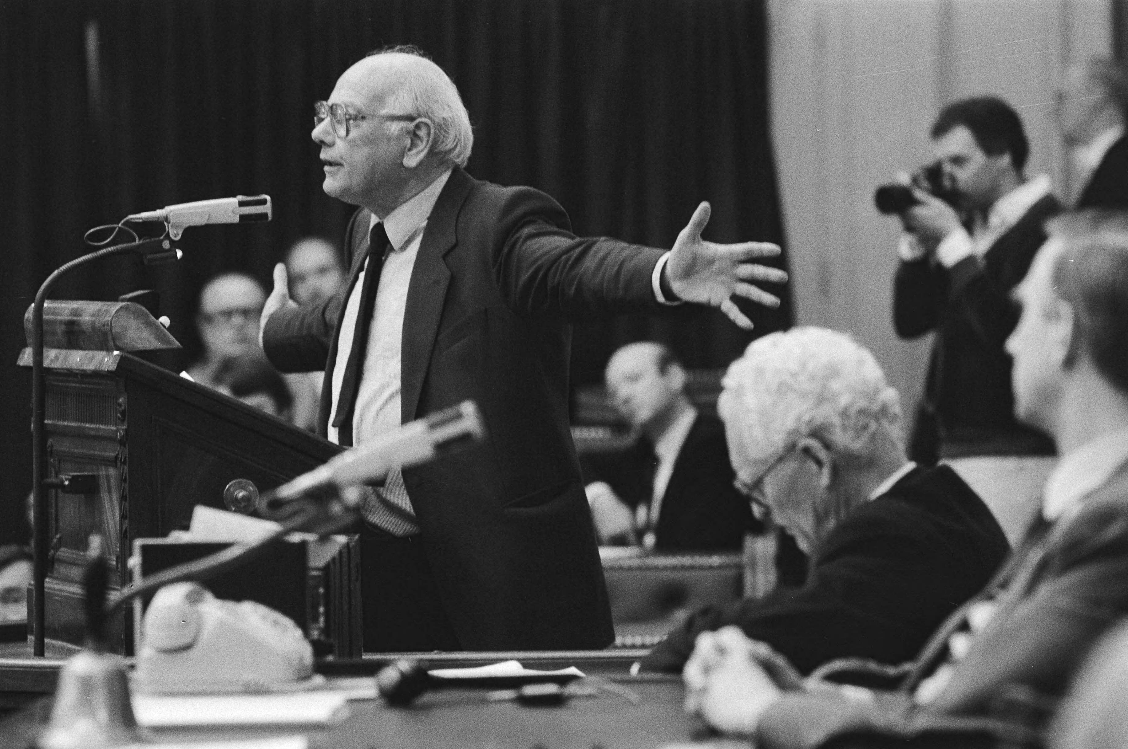 Behandeling van de Voorjaarsnota 1983 in de Tweede Kamer — Dhr. Den Uyl (PvdA) aan het woord met een breed gebaar — Foto: Croes, Rob C. / Anefo. Licentie: Set B: Rechtenvrij / Publiek Domein. Bron: Nationaal Archief. http://hdl.handle.net/10648/ad295ee0-d0b4-102d-bcf8-003048976d84