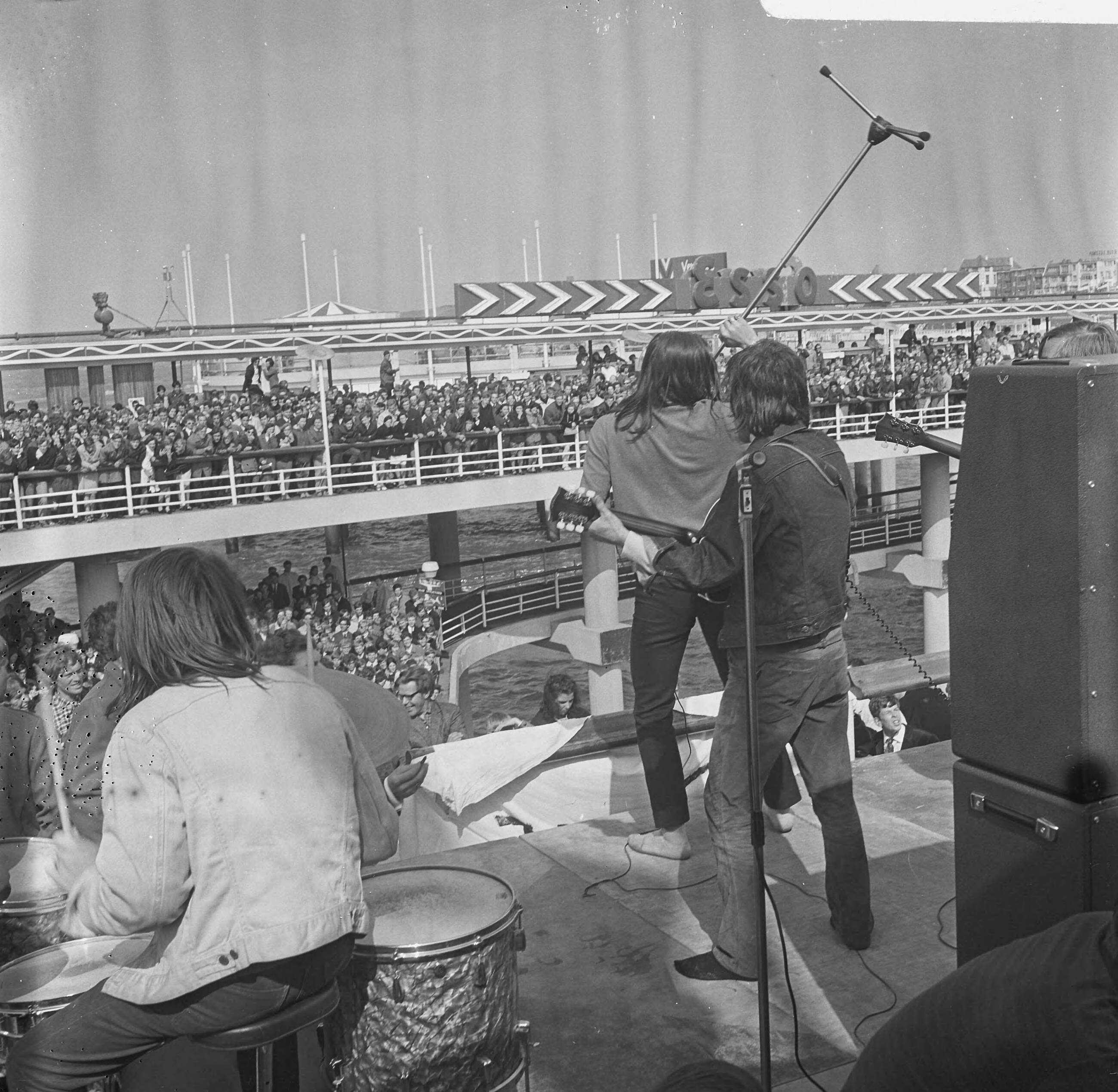 Fotocollectie Anefo — Haagse Beatgroep Q65 tijdens optreden op de pier van Scheveningen — Foto: Voets, Jan / Anefo. Licentie: Set B: Rechtenvrij / Publiek Domein. Bron: Nationaal Archief. http://hdl.handle.net/10648/aaed6acc-d0b4-102d-bcf8-003048976d84