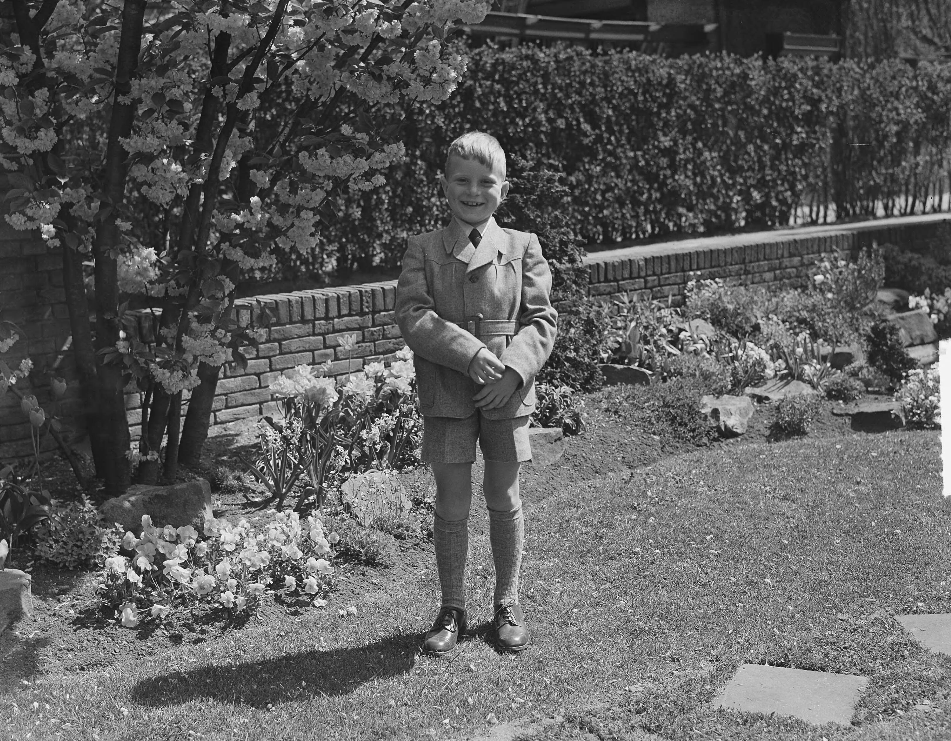 Communiefeest Th. Smulder (Voorburg) — Communiefeest Heer Th. Smulders (Voorburg). De communant — Foto: Bilsen, Joop van / Anefo. Licentie: Set B: Rechtenvrij / Publiek Domein. Bron: Nationaal Archief. http://hdl.handle.net/10648/a8e9f89e-d0b4-102d-bcf8-003048976d84