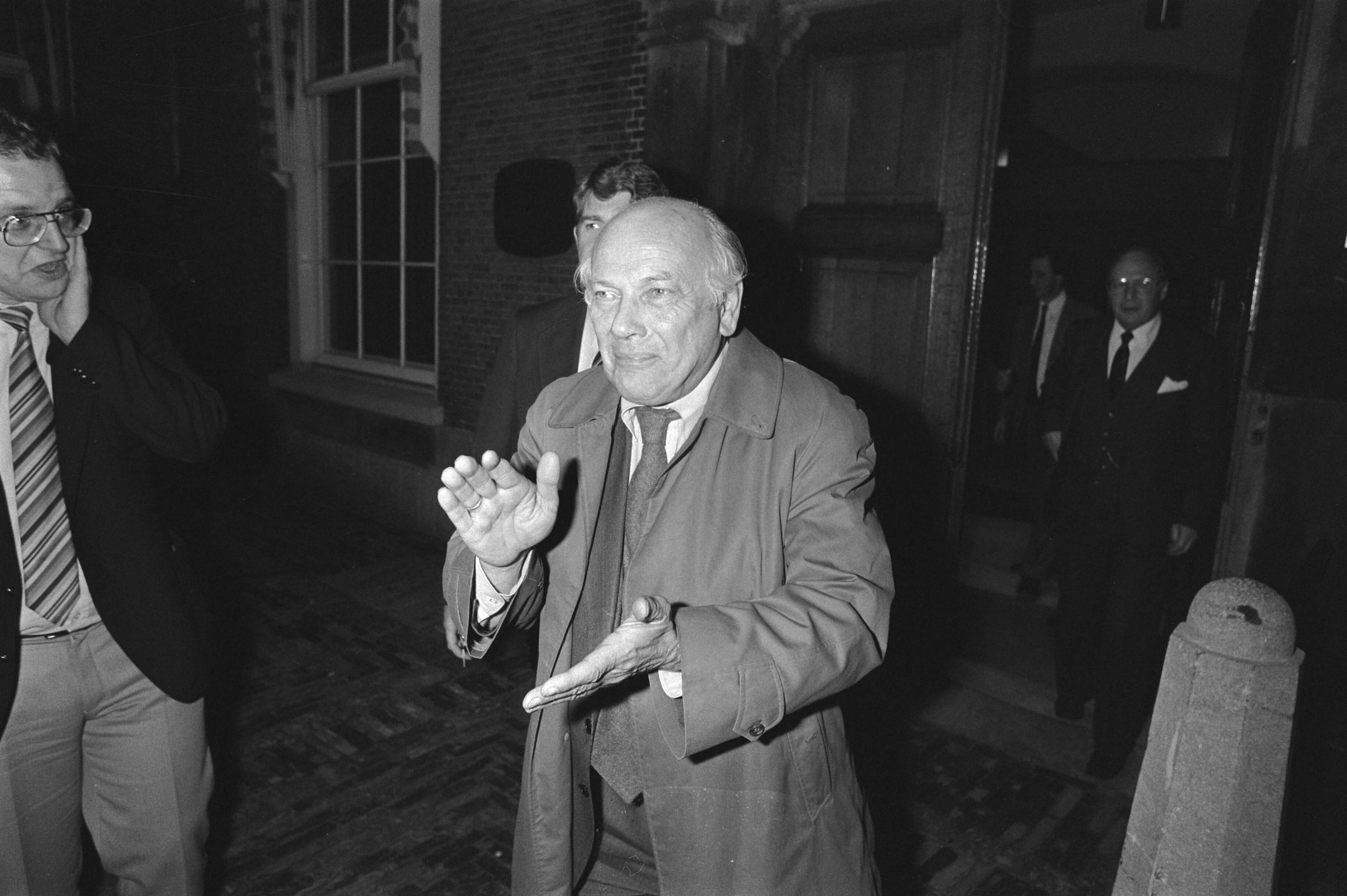 Kabinet gelijmd — Den Uyl (PvdA) komt tevreden naar buiten — Foto: Croes, Rob C. / Anefo. Licentie: Set B: Rechtenvrij / Publiek Domein. Bron: Nationaal Archief. http://hdl.handle.net/10648/ad082630-d0b4-102d-bcf8-003048976d84