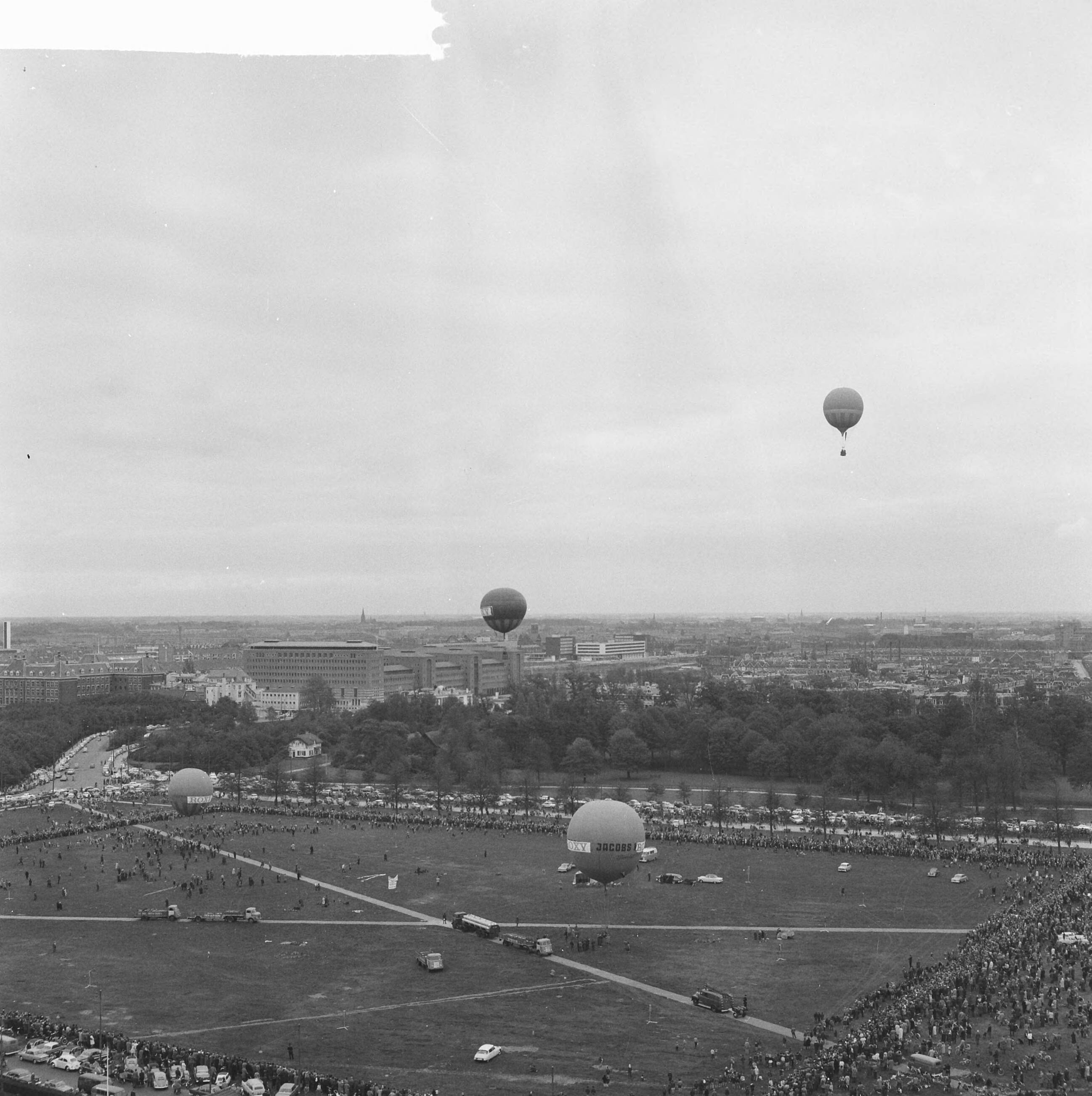 Fotocollectie Anefo — Ballonvaarders boven Den Haag — Foto: Koch, Eric / Anefo. Licentie: Set B: Rechtenvrij / Publiek Domein. Bron: Nationaal Archief. http://hdl.handle.net/10648/aa1c2e4e-d0b4-102d-bcf8-003048976d84