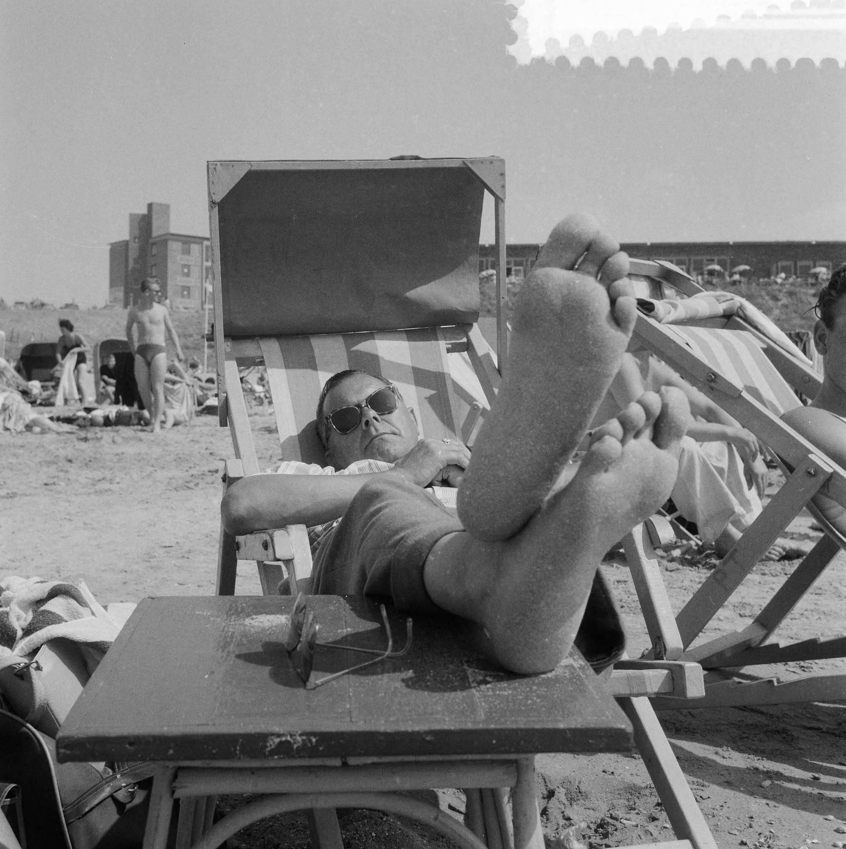 Fotocollectie Anefo — Strandleven te Zandvoort — Foto: Noske, J.D. / Anefo. Licentie: Set B: Rechtenvrij / Publiek Domein. Bron: Nationaal Archief. http://hdl.handle.net/10648/a9665c9a-d0b4-102d-bcf8-003048976d84