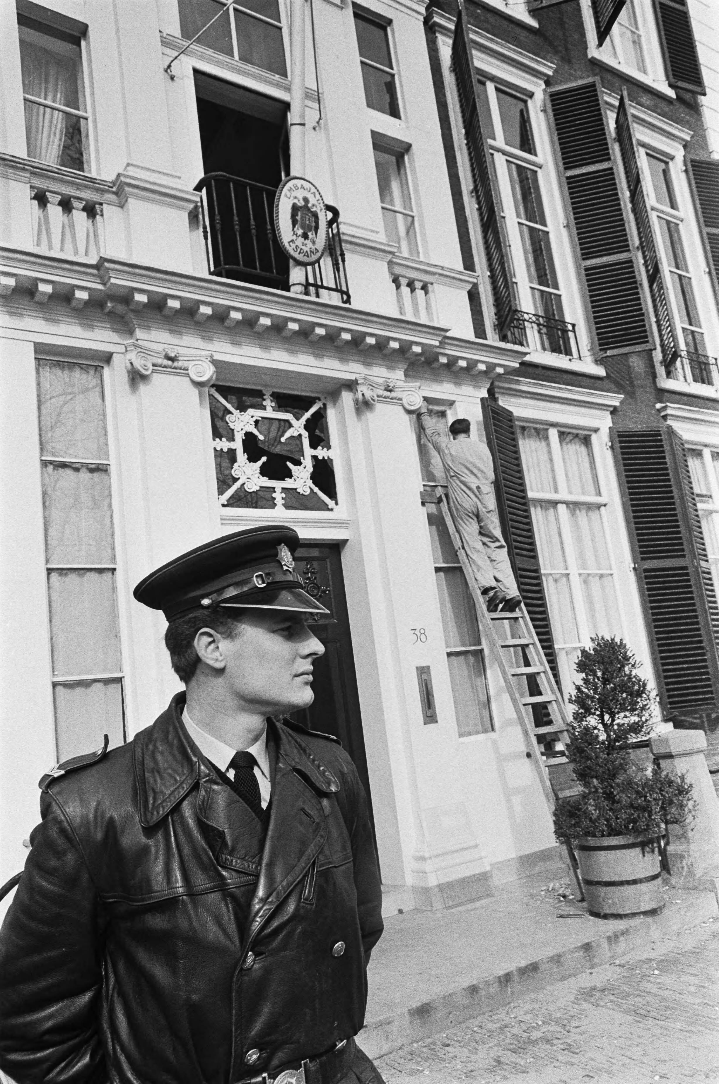 Fotocollectie Anefo — Bewaking ambassades in Den Haag overgenomen door marechaussee. Bij de Spaanse ambassade de consignes ontvangen — Foto: Kroon, Ron / Anefo. Licentie: Set B: Rechtenvrij / Publiek Domein. Bron: Nationaal Archief. http://hdl.handle.net/10648/ab388818-d0b4-102d-bcf8-003048976d84
