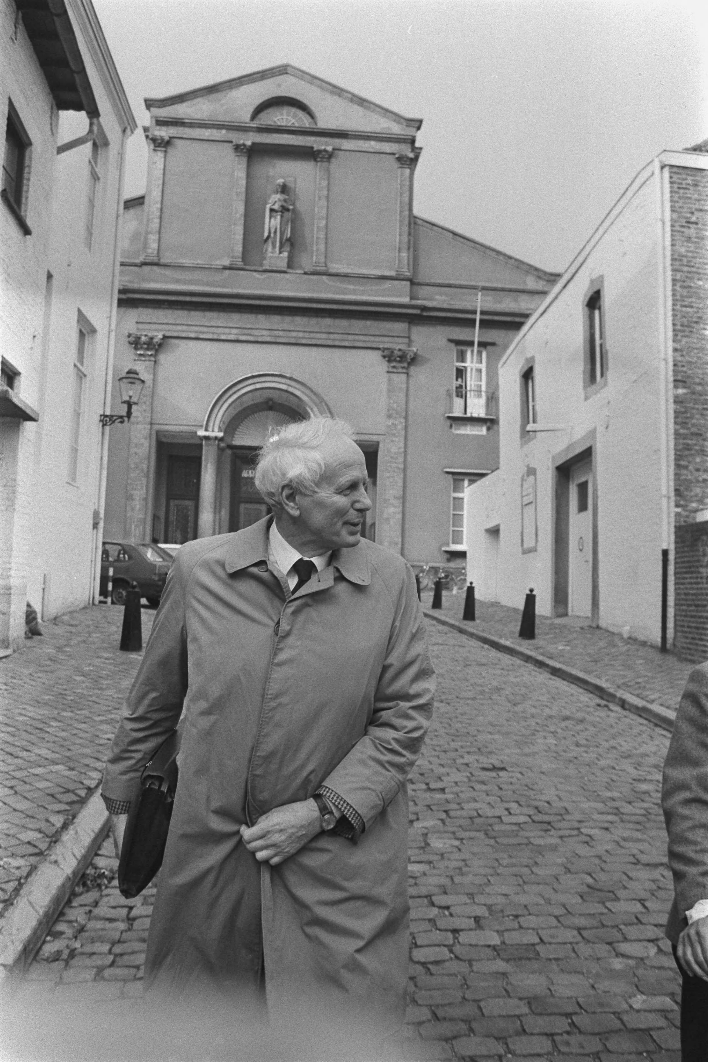 Fotocollectie Anefo — Ex-directeur beleggingen van ABP, de heer Masson , in paleis van Justitie te Maastricht tijdens hervatting rechtszaak — Foto: Molendijk, Bart / Anefo. Licentie: Set B: Rechtenvrij / Publiek Domein. Bron: Nationaal Archief. http://hdl.handle.net/10648/ad592eae-d0b4-102d-bcf8-003048976d84