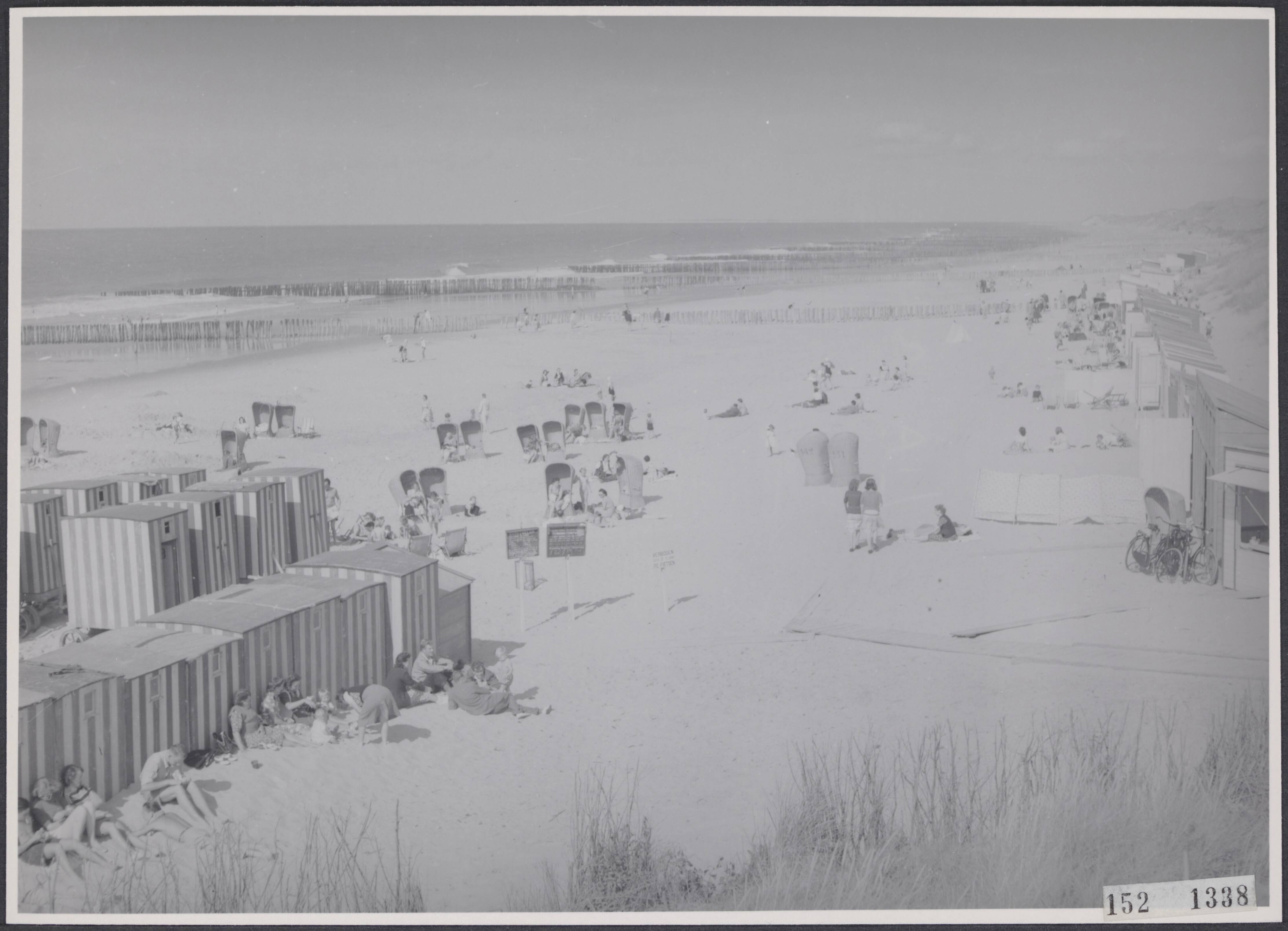 Fotocollectie Rijksvoorlichtingsdienst Eigen — Strand te Domburg — Foto: Last, A.P.H.. Licentie: Set B: Rechtenvrij / Publiek Domein. Bron: Nationaal Archief. http://hdl.handle.net/10648/af7b451e-d0b4-102d-bcf8-003048976d84