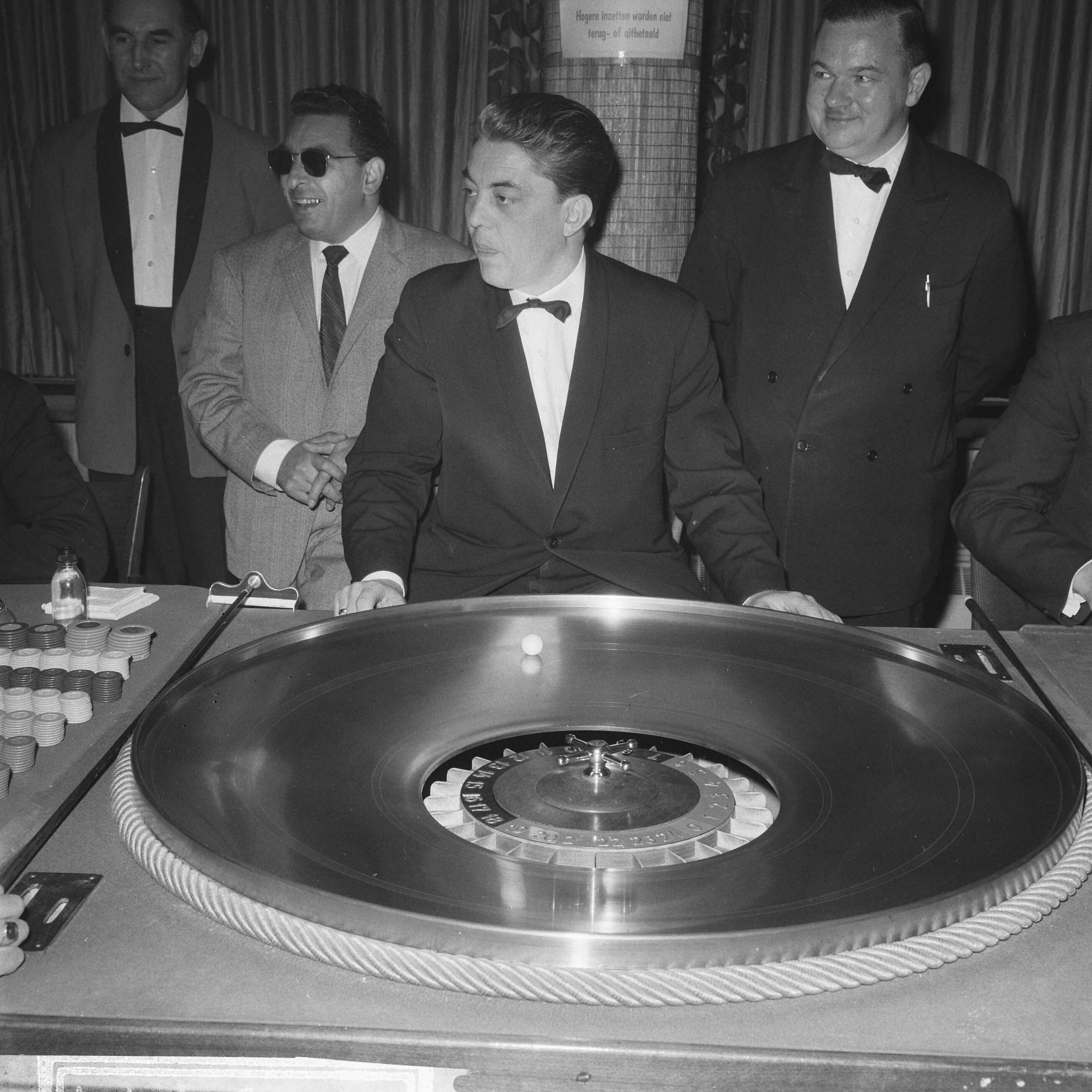 Fotocollectie Anefo — Naar aanleiding van een besluit van het ministerie van Justitie moeten de casino's in Nederland hun deuren sluiten. In West-End te Loosdrecht rolt vandaag voor het laatst het balletje — Foto: Evers, Joost / Anefo. Licentie: Set B: Rechtenvrij / Publiek Domein. Bron: Nationaal Archief. http://hdl.handle.net/10648/aac85368-d0b4-102d-bcf8-003048976d84