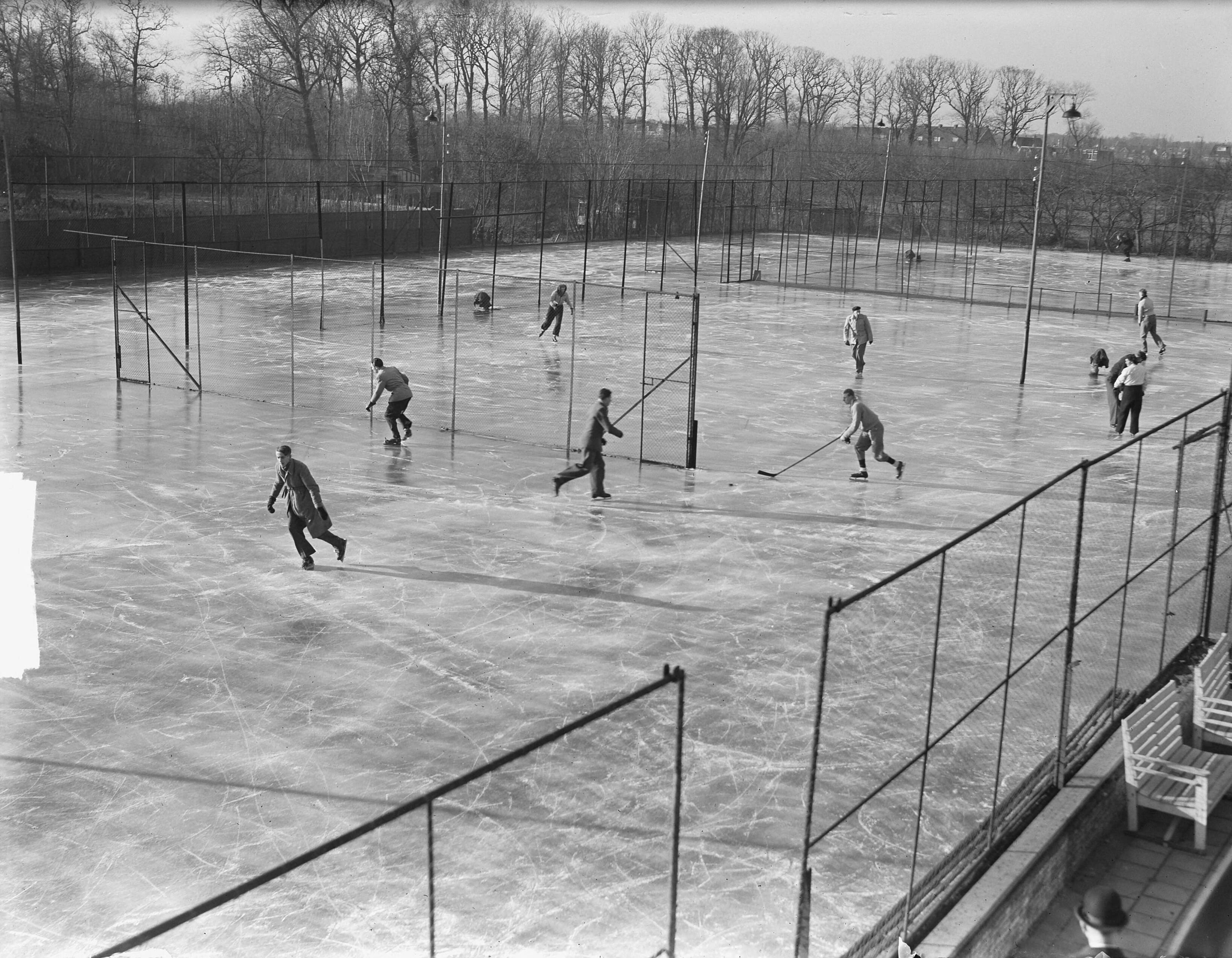 Fotocollectie Anefo — Schaatsenrijden op ijsbaan Haarlem — Foto: Oorschot, […] van / Anefo. Licentie: Set B: Rechtenvrij / Publiek Domein. Bron: Nationaal Archief. http://hdl.handle.net/10648/a8d3bba6-d0b4-102d-bcf8-003048976d84