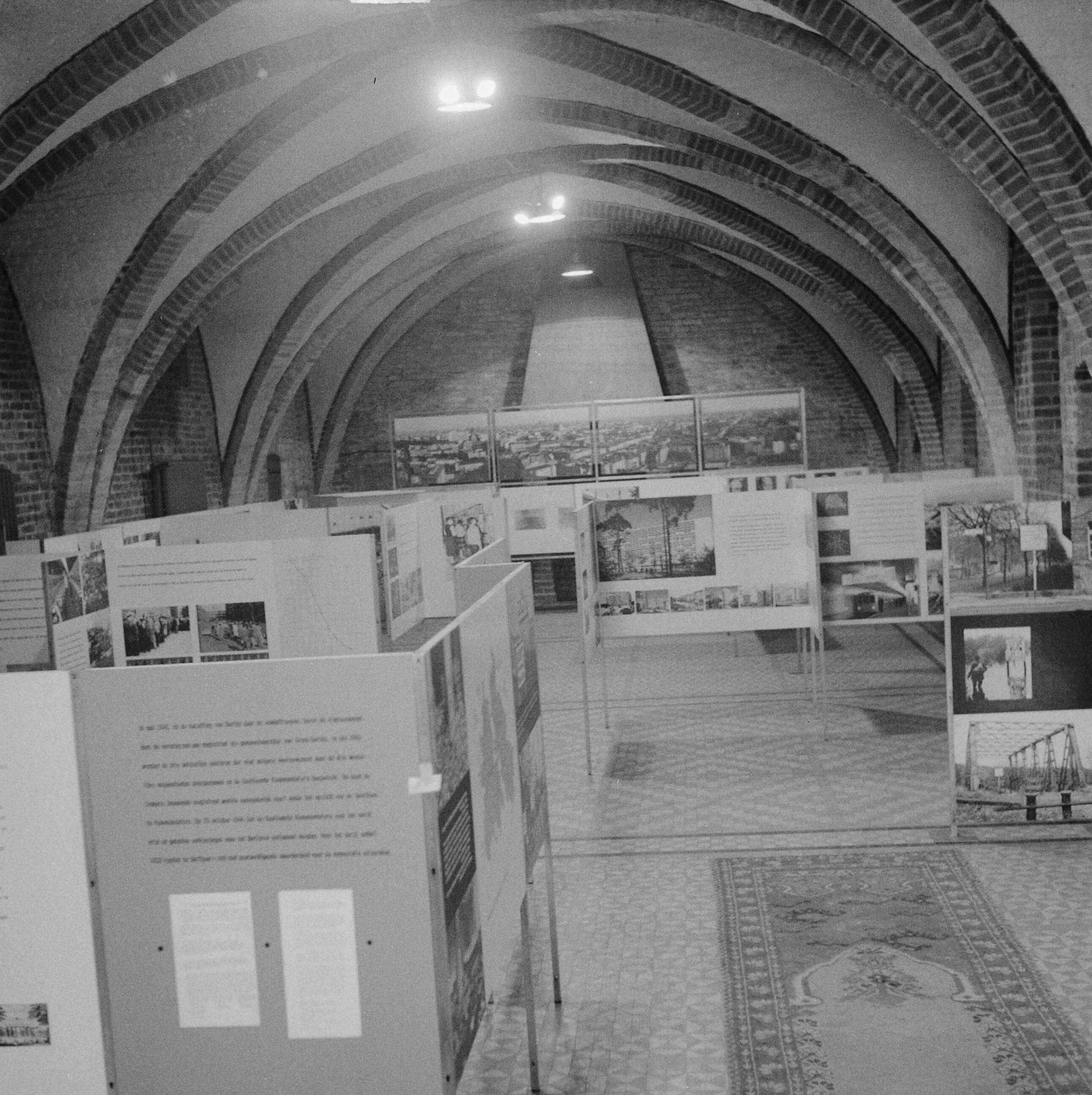 Inrichten van de tentoonstelling "Berlijn bolwerk der vrijheid" te Den Haag — Foto: Rossem, Wim van / Anefo. — Licentie: Set B: Rechtenvrij / Publiek Domein. Bron: Nationaal Archief. http://hdl.handle.net/10648/a9caeb06-d0b4-102d-bcf8-003048976d84