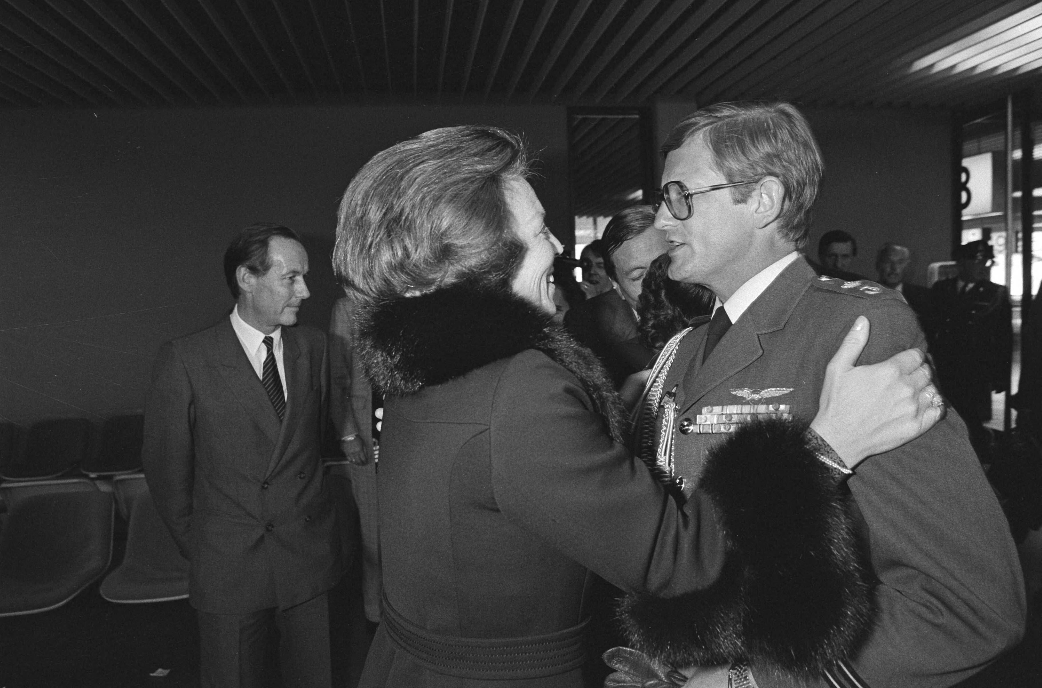 Fotocollectie Anefo — Koningin Beatrix en Prins Claus van Schiphol naar Nederlandse Antillen voor werkbezoek, afscheid van Pieter van Vollenhoven — Foto: Dijk, Hans van / Anefo. Licentie: Set B: Rechtenvrij / Publiek Domein. Bron: Nationaal Archief. http://hdl.handle.net/10648/acec0f72-d0b4-102d-bcf8-003048976d84