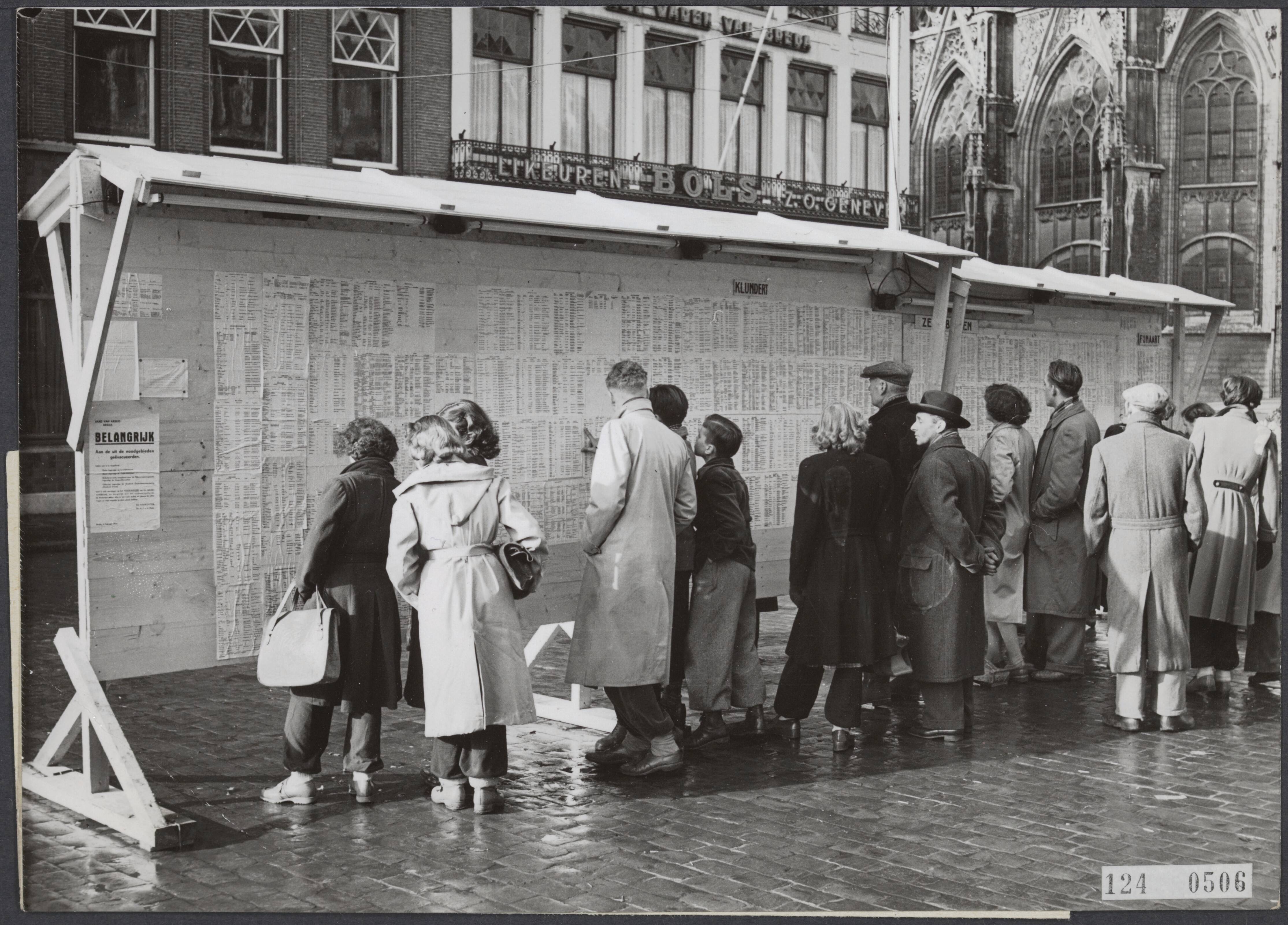 Overstromingen / Watersnoodramp 1953 / Herstel [RVD] — Ten behoeve van de evacué''s is op de Markt te Breda een groot bord geplaatst, waarop men kan lezen waar famililieleden en bekenden zijn ondergebracht — Foto: Fotograaf Onbekend / Anefo. Licentie: Set B: Rechtenvrij / Publiek Domein. Bron: Nationaal Archief. http://hdl.handle.net/10648/af3252dc-d0b4-102d-bcf8-003048976d84