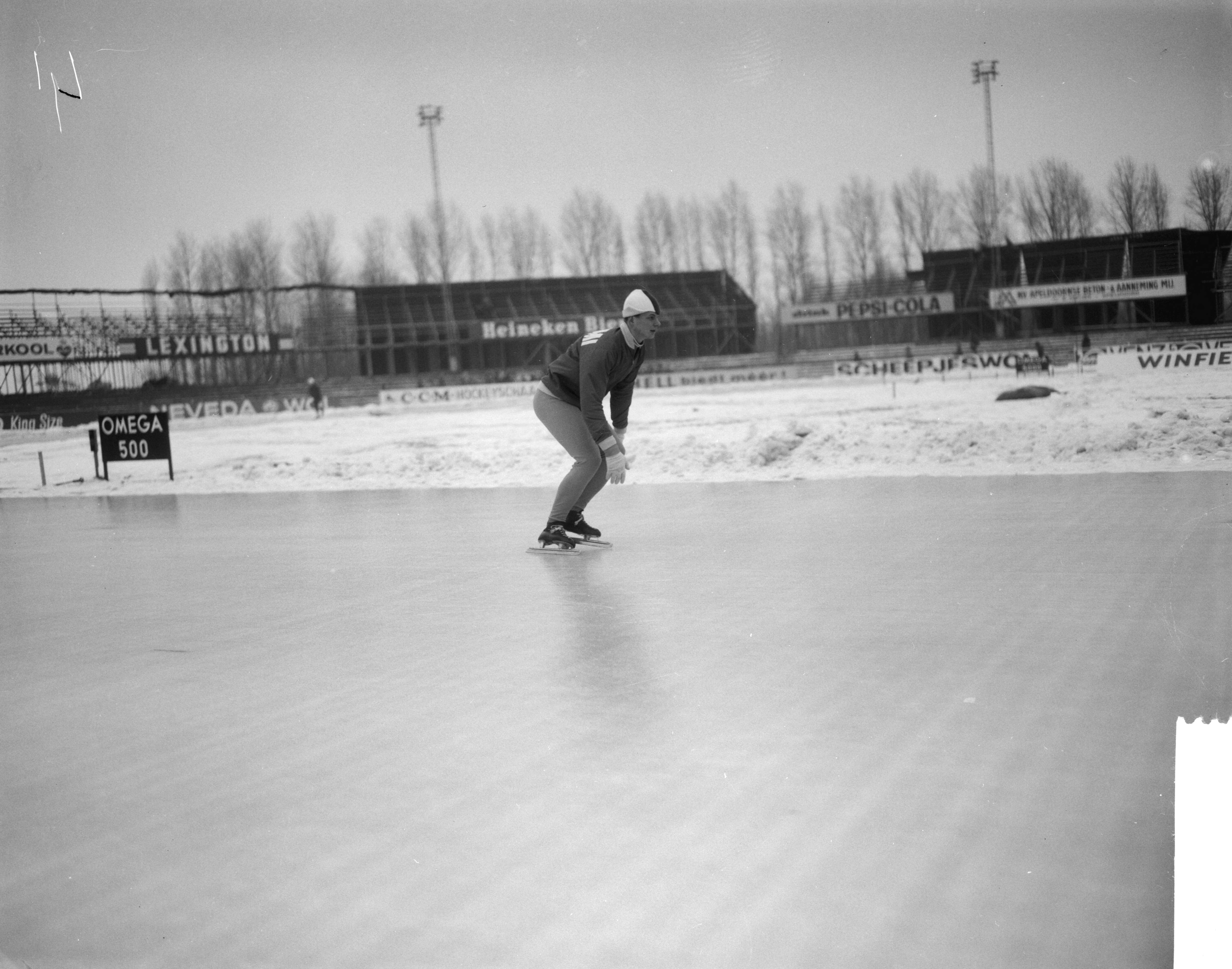 Fotocollectie Anefo — Europese Schaatskampioenschappen te Deventer, — Foto: Bilsen, Joop van / Anefo. Licentie: Set B: Rechtenvrij / Publiek Domein. Bron: Nationaal Archief. http://hdl.handle.net/10648/aad7d8b0-d0b4-102d-bcf8-003048976d84