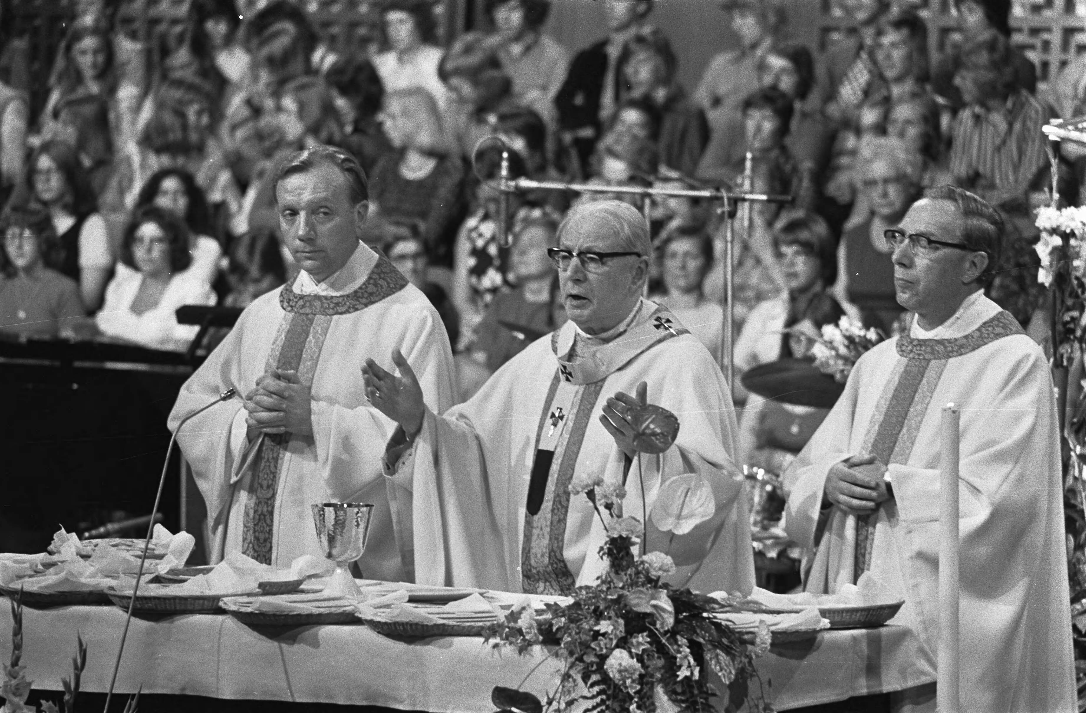 Fotocollectie Anefo — 50-jarig priesterjubileum kardinaal Alfrink gevierd met eucharistieviering in Congresgebouw Utrecht; kardinaal Alfrink — Foto: Verhoeff, Bert / Anefo. Licentie: Set B: Rechtenvrij / Publiek Domein. Bron: Nationaal Archief. http://hdl.handle.net/10648/ac5385cc-d0b4-102d-bcf8-003048976d84