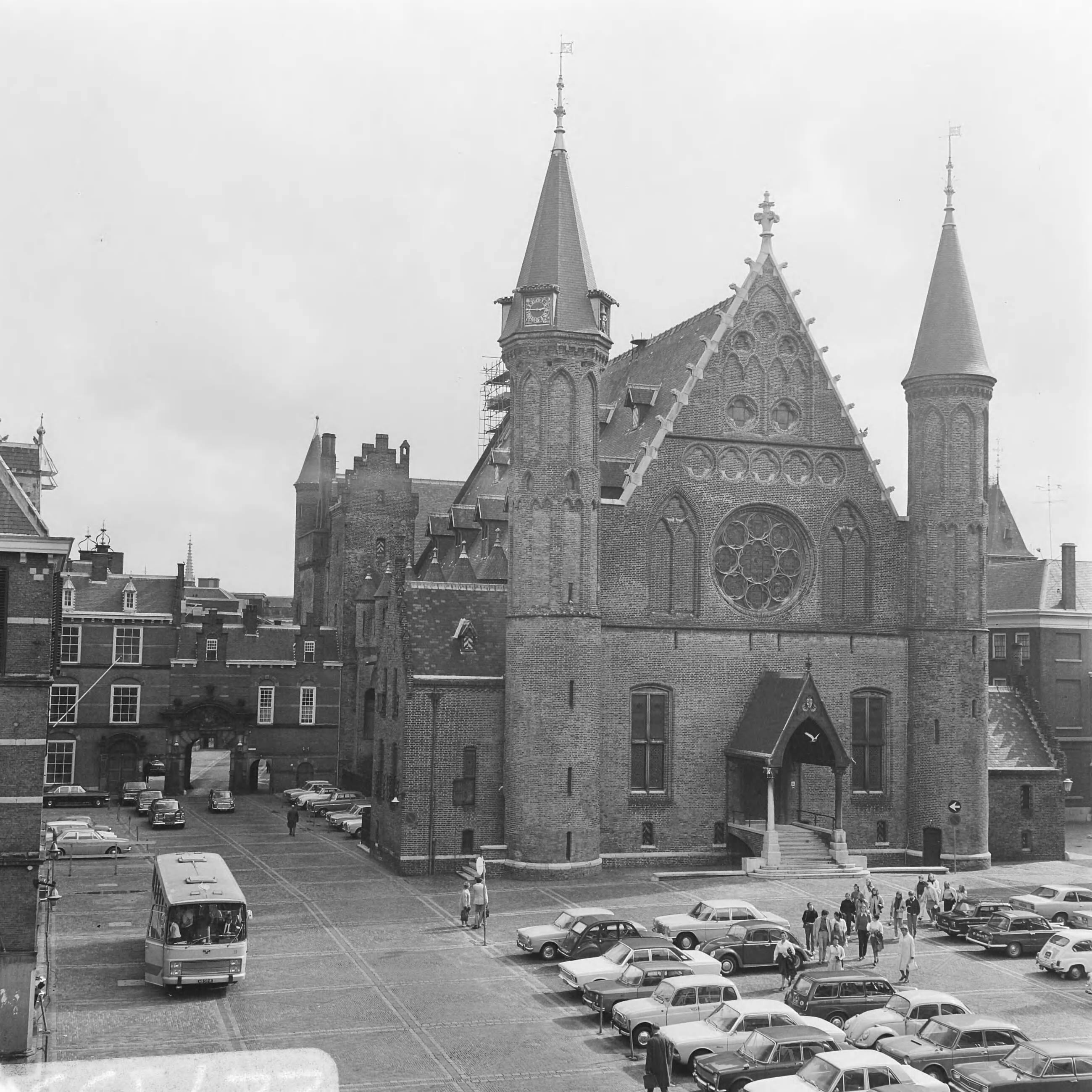 Fotocollectie Anefo — Overzicht Binnenhof Den Haag , ext.: Ridderzaal gebouw — Foto: Evers, Joost / Anefo. Licentie: Set B: Rechtenvrij / Publiek Domein. Bron: Nationaal Archief. http://hdl.handle.net/10648/ab77c384-d0b4-102d-bcf8-003048976d84