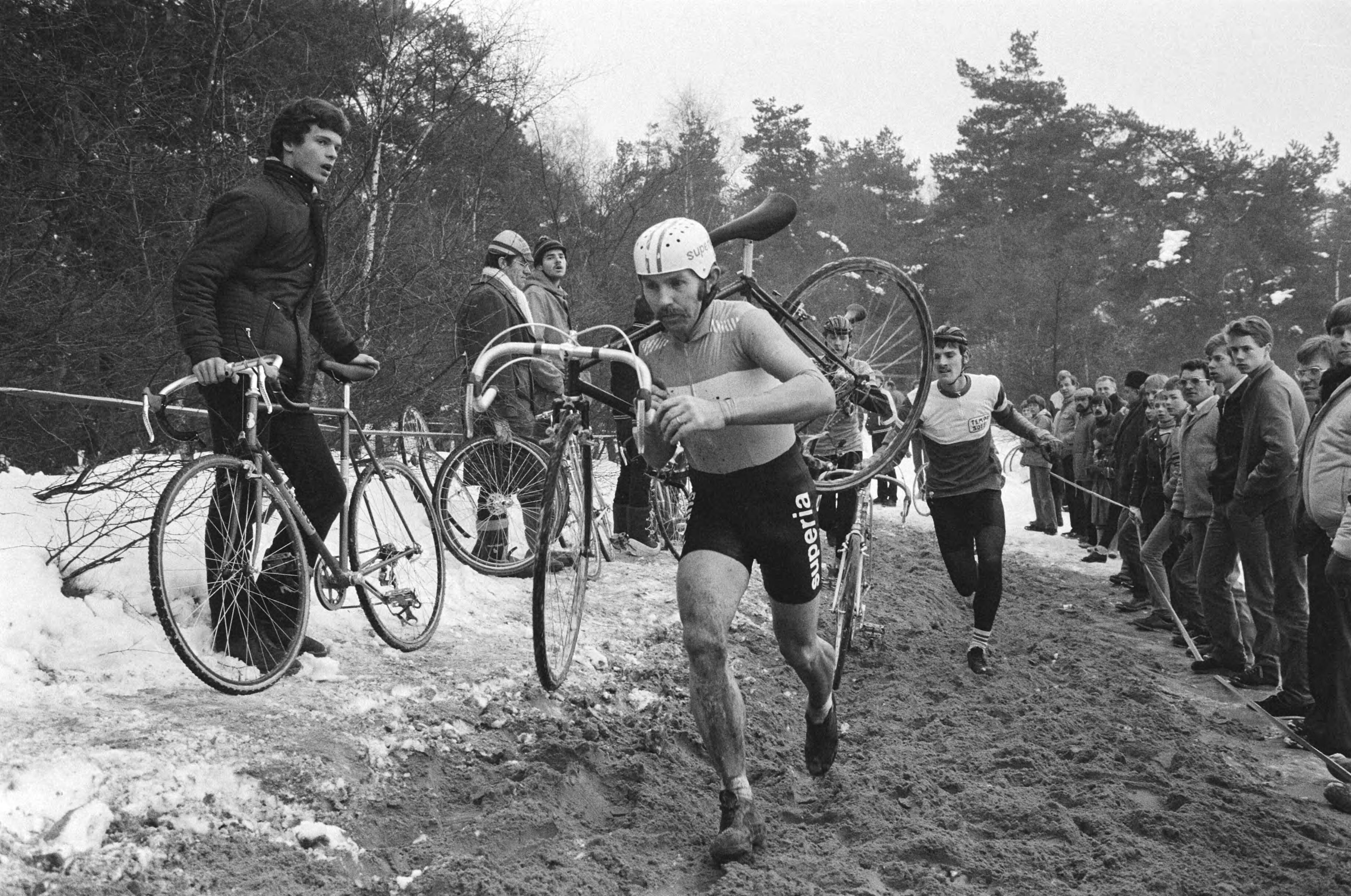 Fotocollectie Anefo — Jaarlijkse kerstcross in Soestduinen. Winnaar R. Groenendaal in aktie — Foto: Antonisse, Marcel / Anefo. Licentie: Set B: Rechtenvrij / Publiek Domein. Bron: Nationaal Archief. http://hdl.handle.net/10648/ad0c2762-d0b4-102d-bcf8-003048976d84
