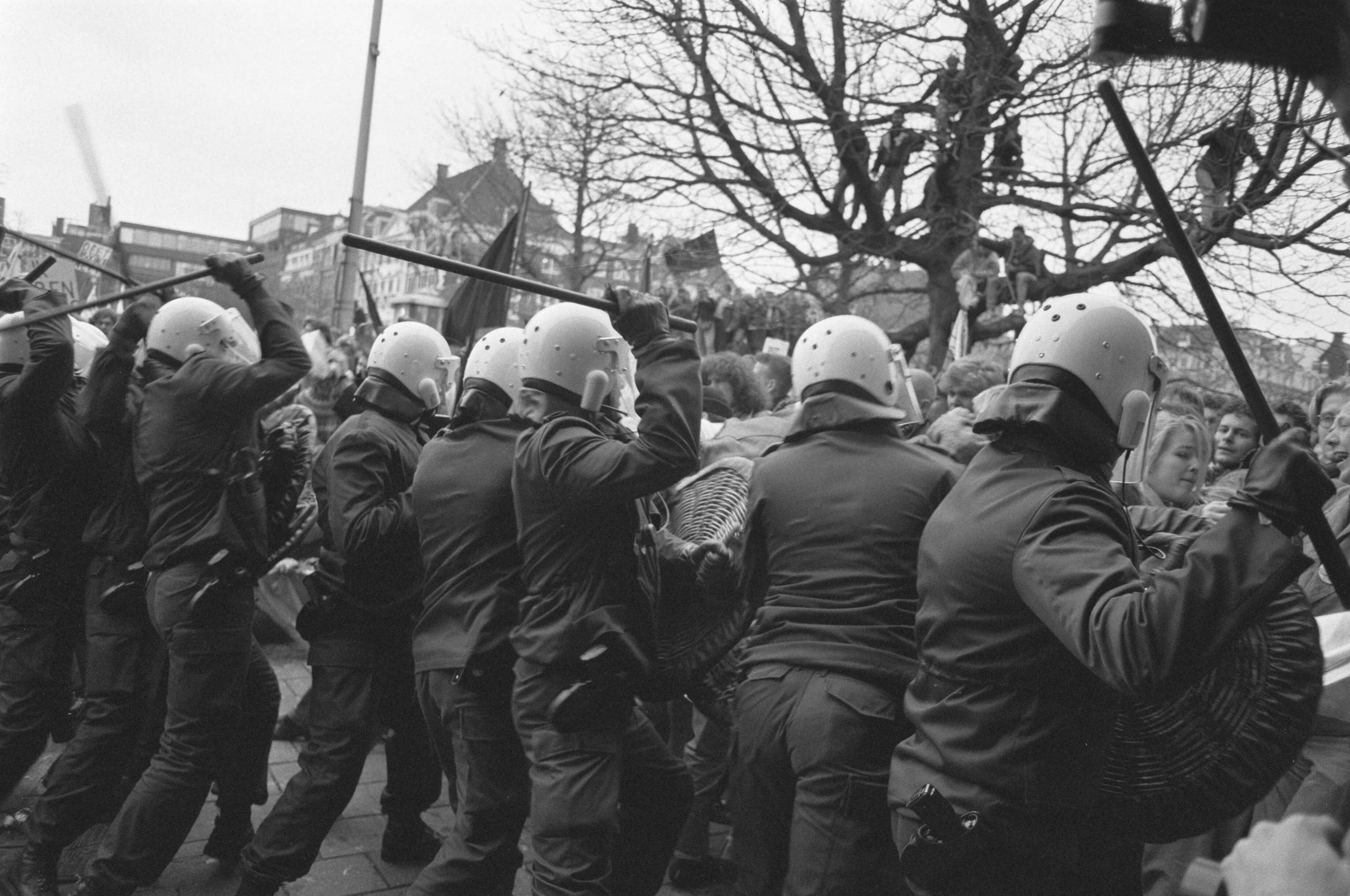 Fotocollectie Anefo — Ruim 20.000 studenten demonstreren in Den Haag tegen beleid minister Deetman ; confrontatie met de ME bij het Binnenhof — Foto: Bogaerts, Rob / Anefo. Licentie: Set B: Rechtenvrij / Publiek Domein. Bron: Nationaal Archief. http://hdl.handle.net/10648/ad6ee8ca-d0b4-102d-bcf8-003048976d84