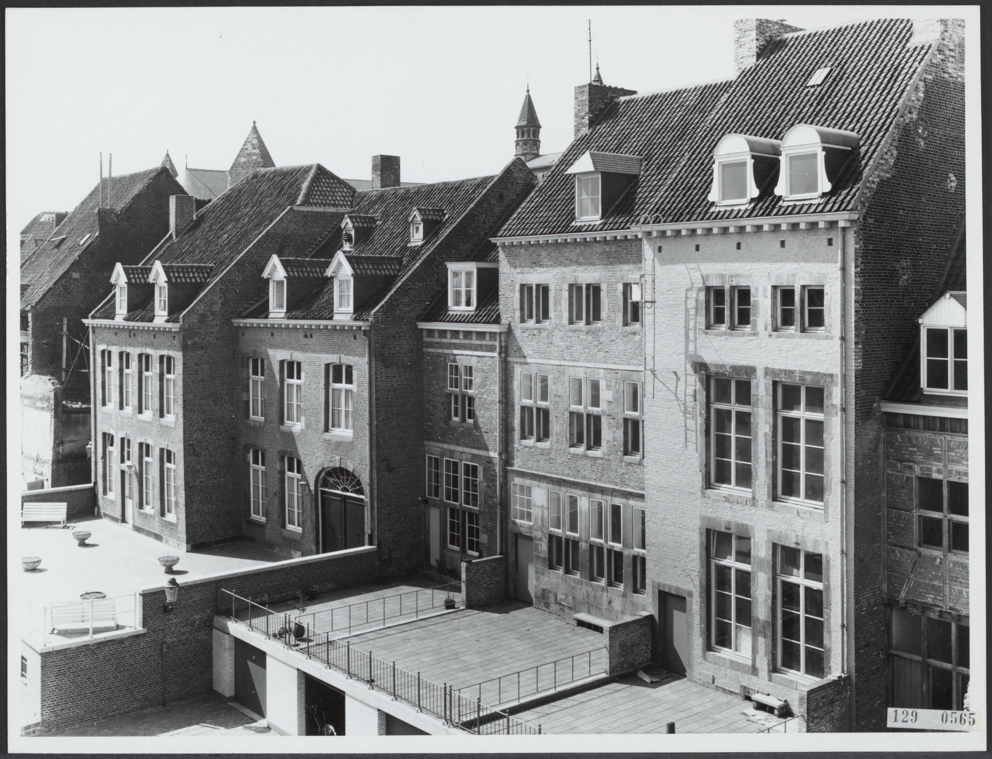 Steden [RVD] — Maastricht. Achterzijde Stokstraat nrs 37, 35. 31, 29, 27 in 1967 na restauratie — Foto: Rijksdienst voor de Monumentenzorg. Licentie: Set B: Rechtenvrij / Publiek Domein. Bron: Nationaal Archief. http://hdl.handle.net/10648/af4714d8-d0b4-102d-bcf8-003048976d84