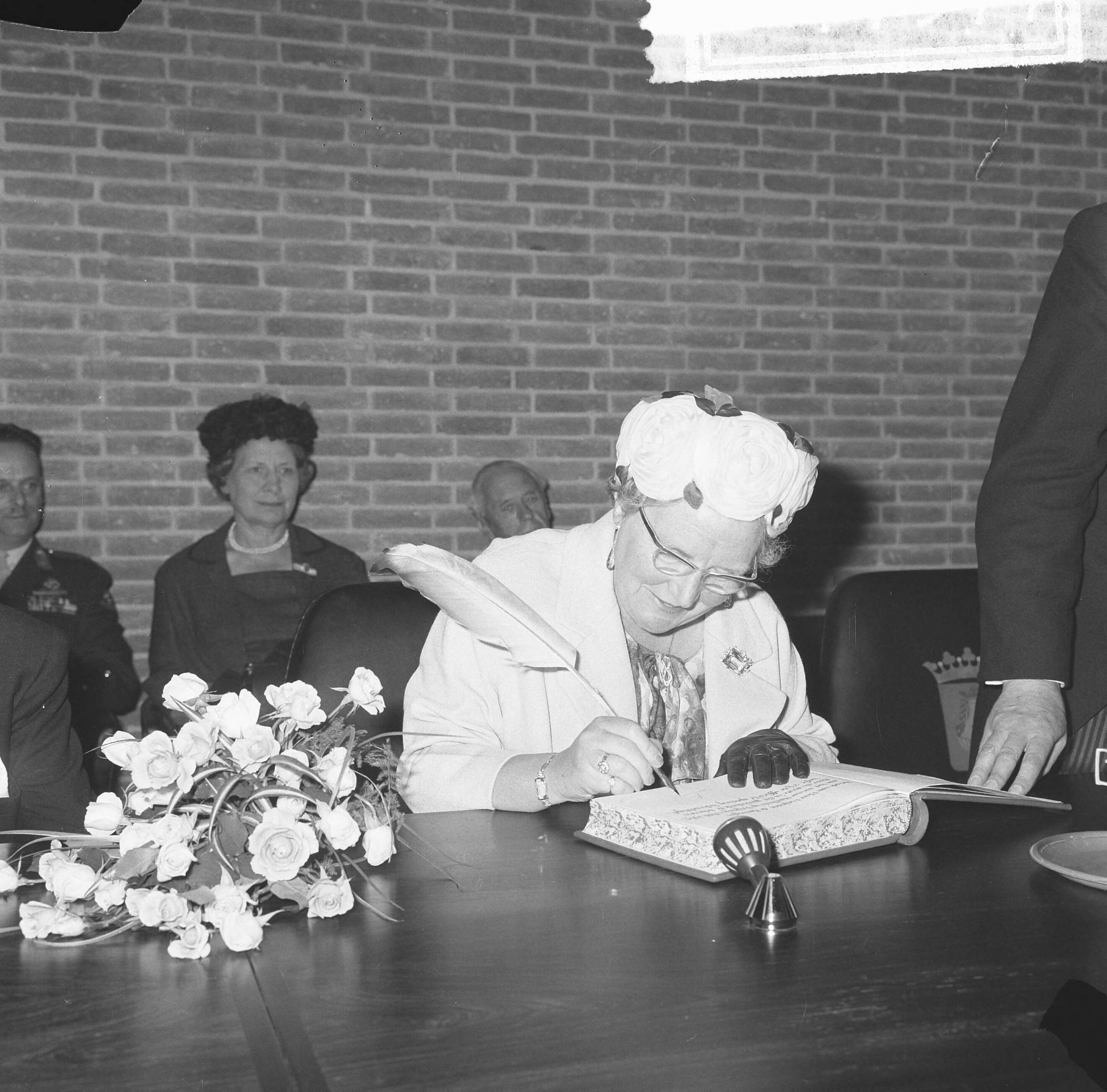 Koningin Juliana opent het nieuwe stadhuis te Vlissingen — Koningin Juliana tekent het gastenboek — Foto: Nijs, Jac. de / Anefo. Licentie: Set B: Rechtenvrij / Publiek Domein. Bron: Nationaal Archief. http://hdl.handle.net/10648/fb7f8c82-56dc-d5bd-d71a-603bba586a2c