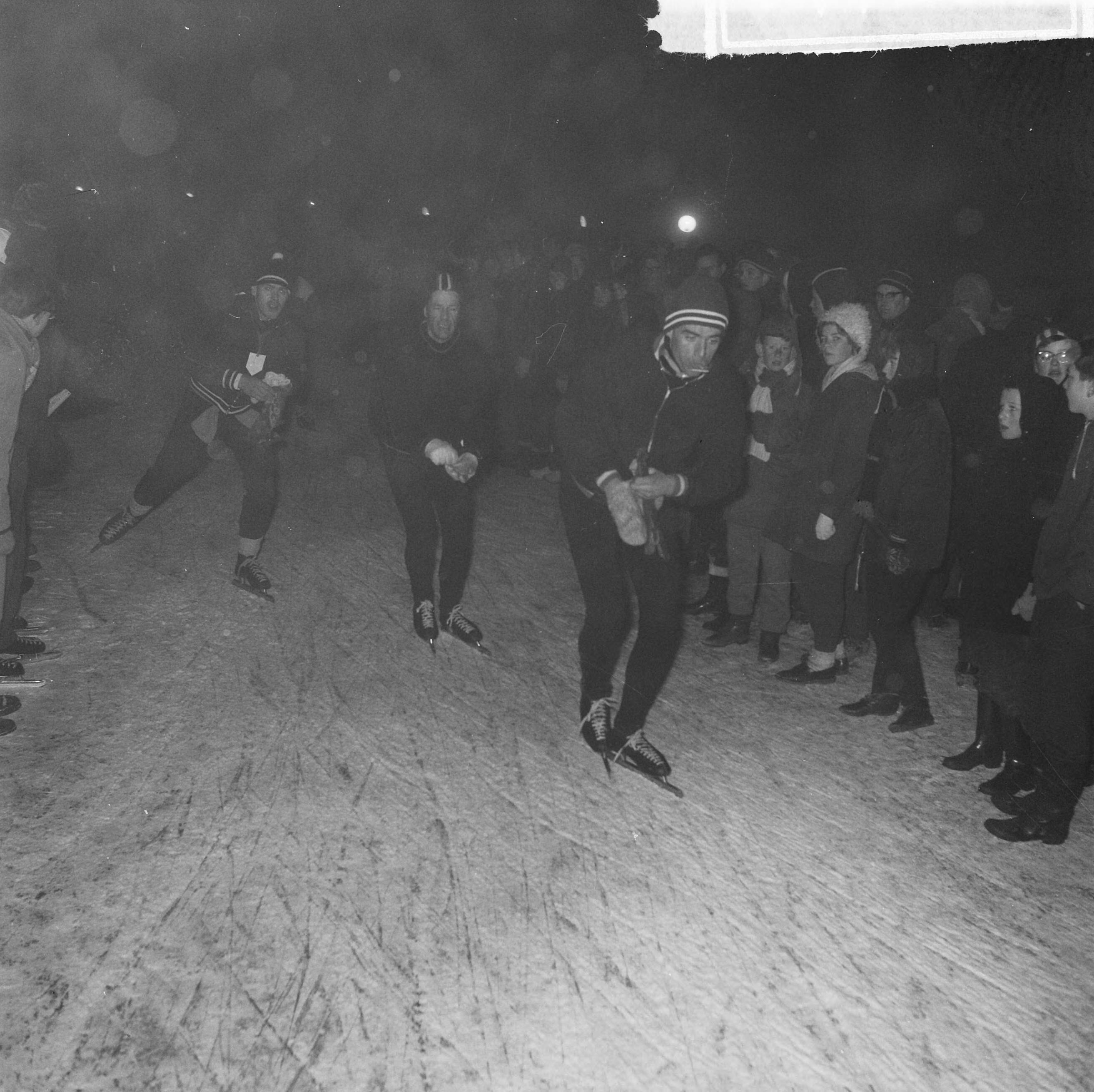 Elfstedentocht 1963 — Elfstedentocht 1963. Deelnemers op het ijs na de start te Leeuwarden — Foto: Nijs, Jac. de / Anefo. Licentie: Set B: Rechtenvrij / Publiek Domein. Bron: Nationaal Archief. http://hdl.handle.net/10648/aa268f24-d0b4-102d-bcf8-003048976d84