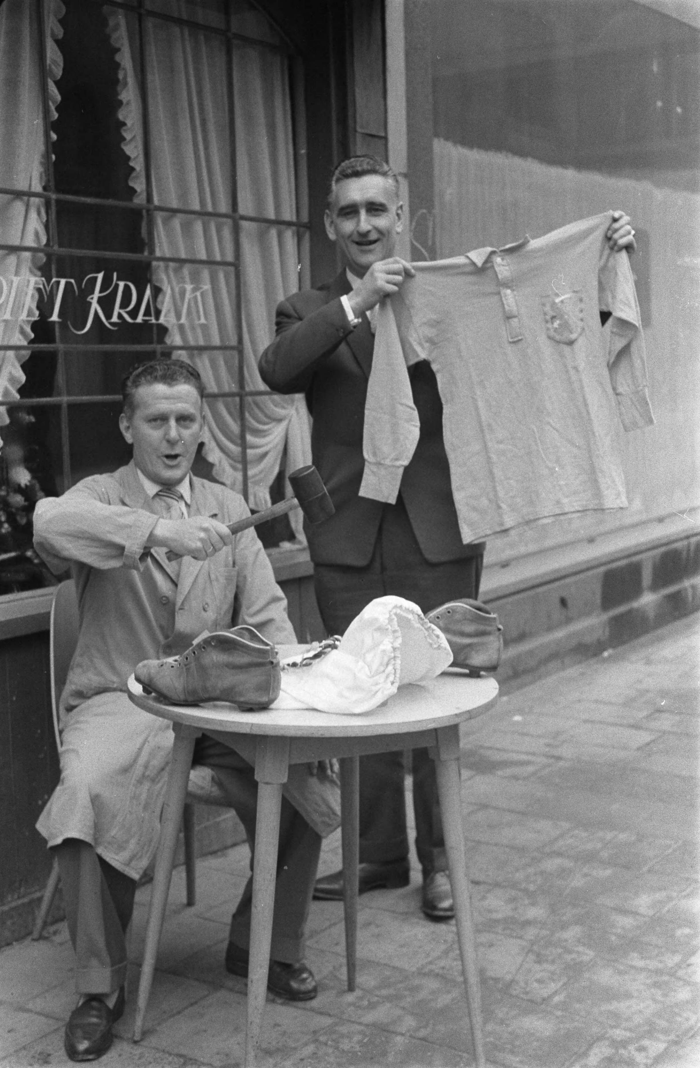 Fotocollectie Anefo — Piet Kraak gaat zijn voetbaluitrusting verkopen t.b.v. de slachtoffers in Tuindorp Oostzaan — Foto: Pot, Harry / Anefo. Licentie: Set B: Rechtenvrij / Publiek Domein. Bron: Nationaal Archief. http://hdl.handle.net/10648/a9a7dd28-d0b4-102d-bcf8-003048976d84