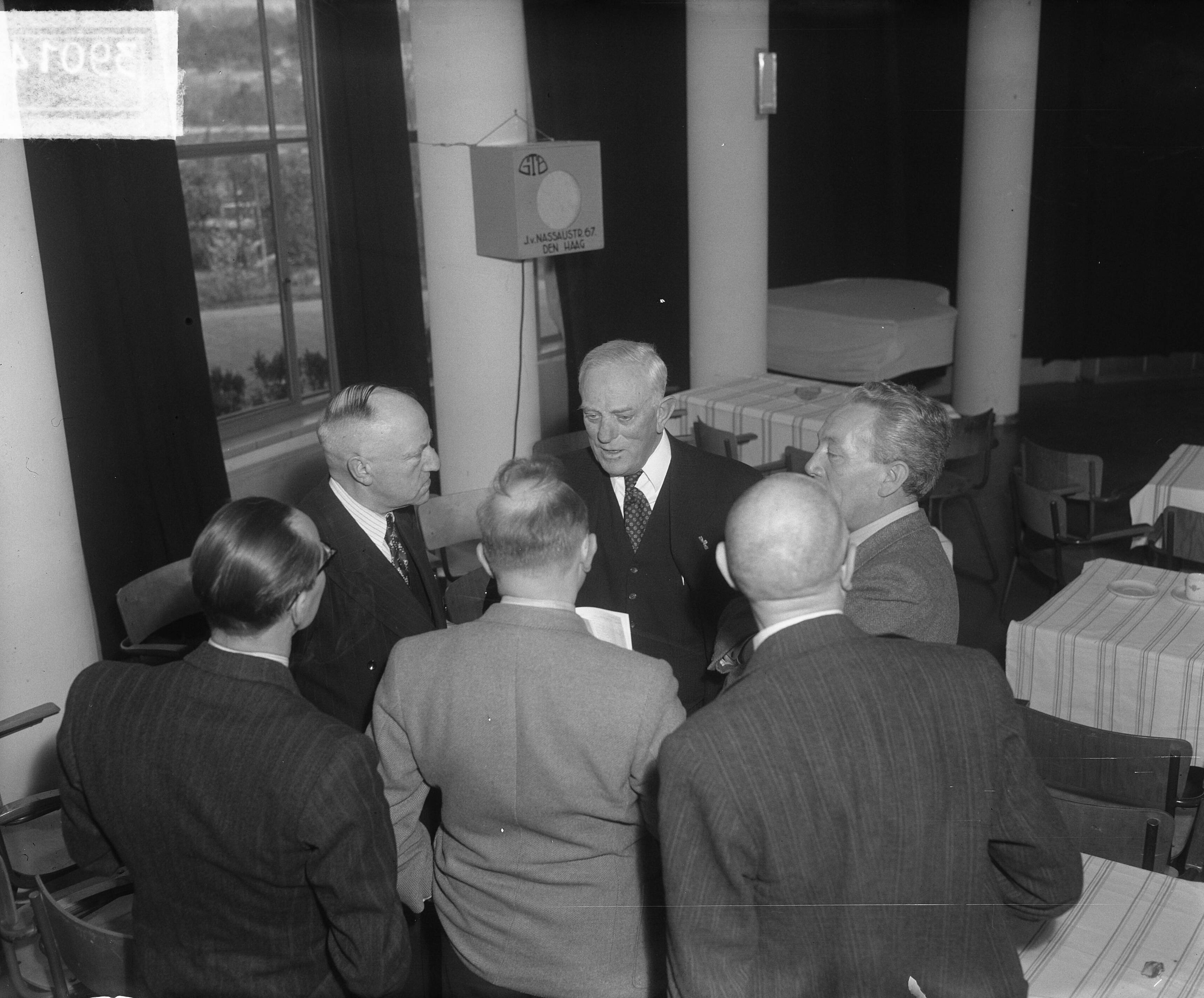 Fotocollectie Anefo — Persconferentie van de KLM te Den Haag , Plesman — Foto: Winterbergen, Rolf / Anefo. Licentie: Set B: Rechtenvrij / Publiek Domein. Bron: Nationaal Archief. http://hdl.handle.net/10648/a8d6b720-d0b4-102d-bcf8-003048976d84