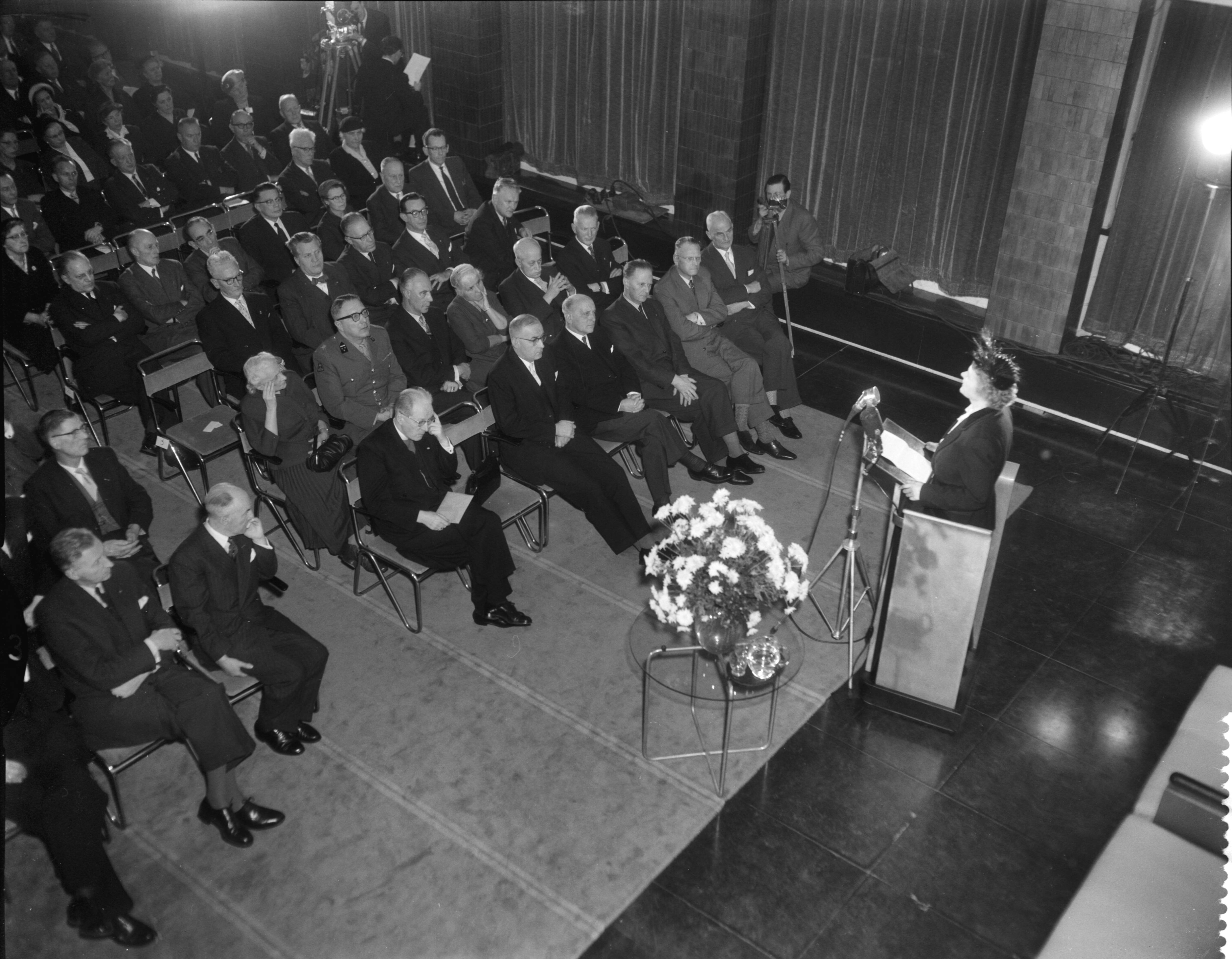 Fotocollectie Anefo — Bespreking over het woonruimtevraagstuk te Hilversum. Minister van Maatschappelijk Werk mej. dr. M. Klompé spreekt — Foto: Pot, Harry / Anefo. Licentie: Set B: Rechtenvrij / Publiek Domein. Bron: Nationaal Archief. http://hdl.handle.net/10648/a9727aca-d0b4-102d-bcf8-003048976d84